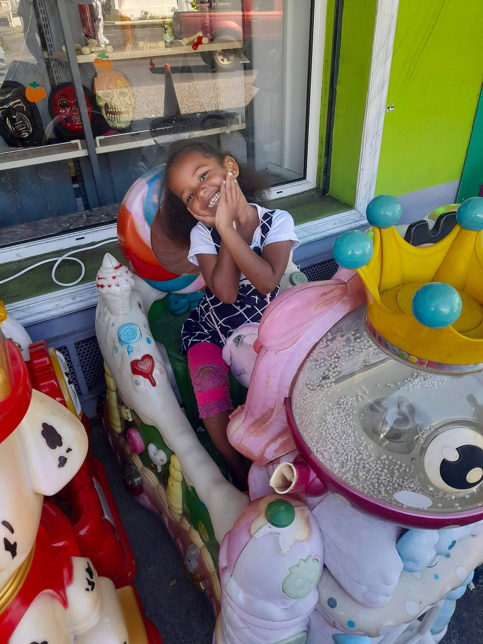 Kassidy participe au concours pour gagner de l'argent avec cette photo : baby_products, bag, child, event, fun, joy, leisure, linens, luggage_and_bags, person, pink, plastic, plush, recreation, room, smile, snapshot, stuffed_toy, t_shirt, textile