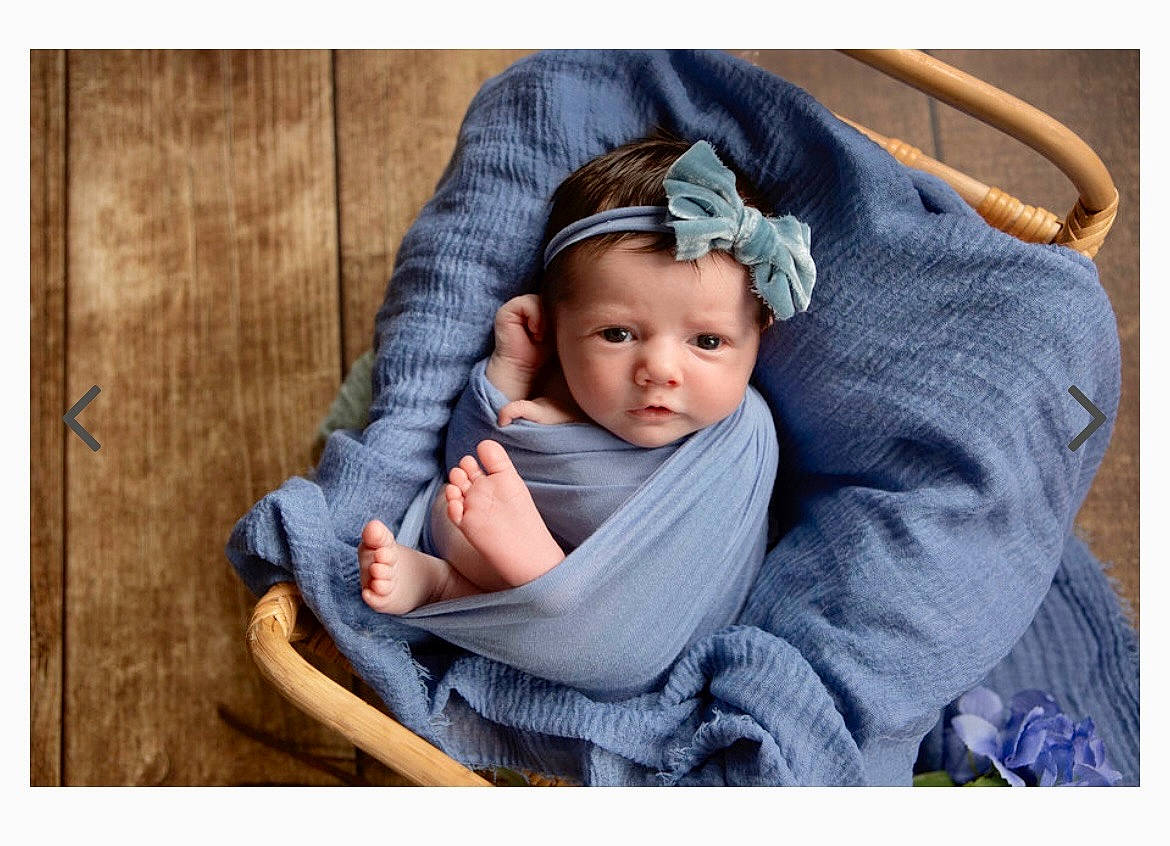 Enola participe au concours pour gagner de l'argent avec cette photo : baby, baby_carriage, baby_products, baby_toddler_clothing, beanie, beauty, child, comfort, electric_blue, fashion_accessory, grass, happy, headwear, linens, pattern, person, portrait_photography, product, sitting, sleeve