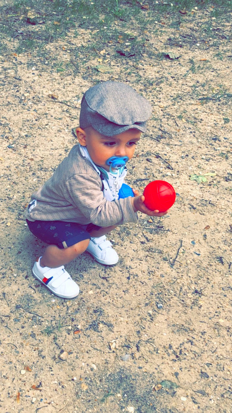 Louka participe au concours pour gagner de l'argent avec cette photo : ball, child, fun, games, headwear, person, play, recreation, sand, soil, toddler, vacation