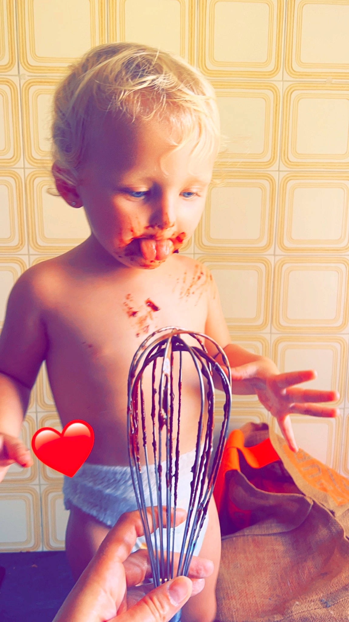 émma a rejoint le concours — aidez-le/la à gagner de superbes lots ! arm, art, beauty, blond, cheek, chest, child, eyelash, fashion_accessory, finger, happy, head, human, joint, mouth, neck, nose, organ, person, toddler