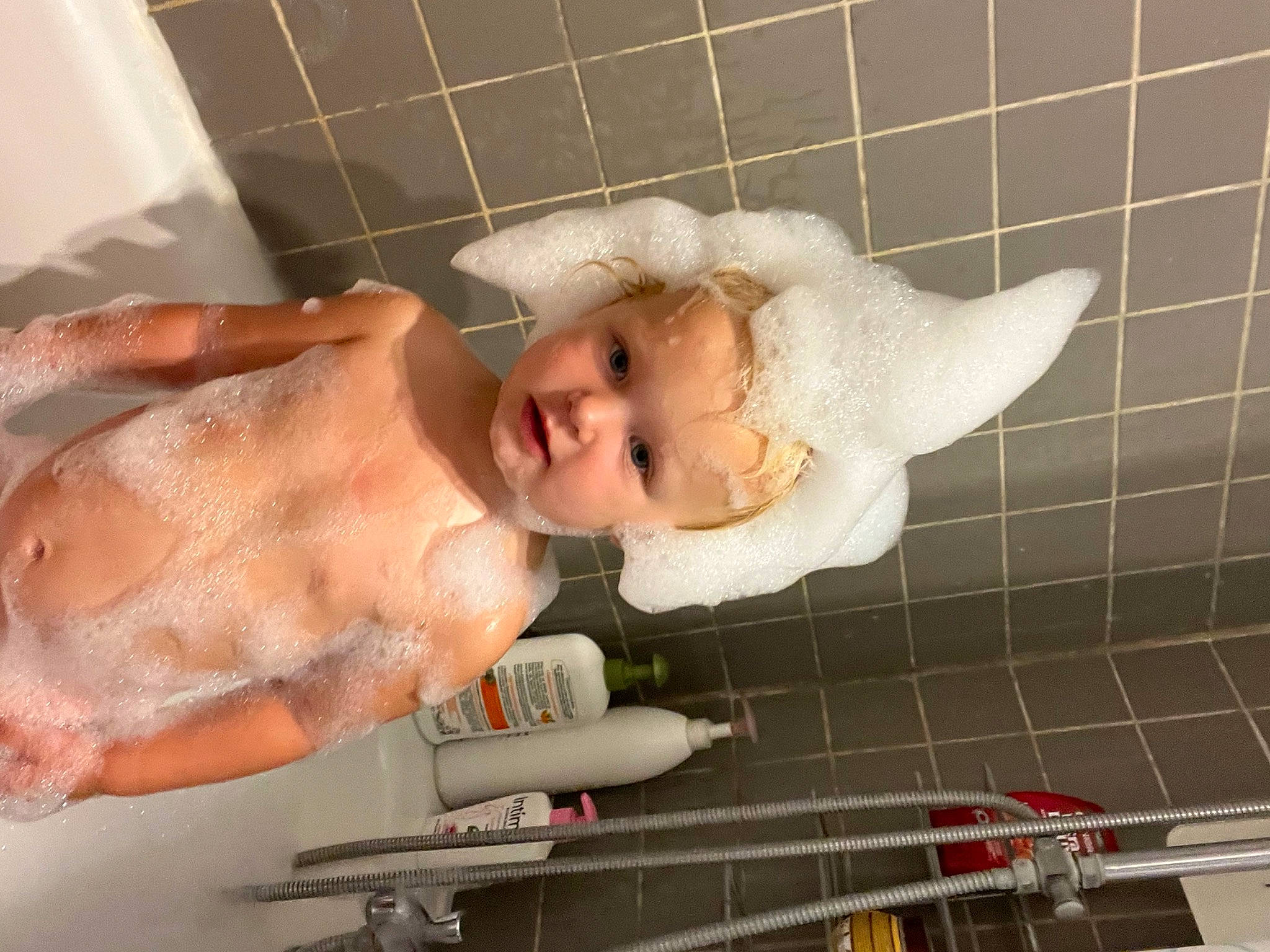 émma a rejoint le concours — aidez-le/la à gagner de superbes lots ! abdomen, baby, baby_products, barechested, bathing, bathroom, chest, child, flesh, flooring, head, mouth, person, plumbing, plumbing_fixture, room, smile, toddler, toy, trunk
