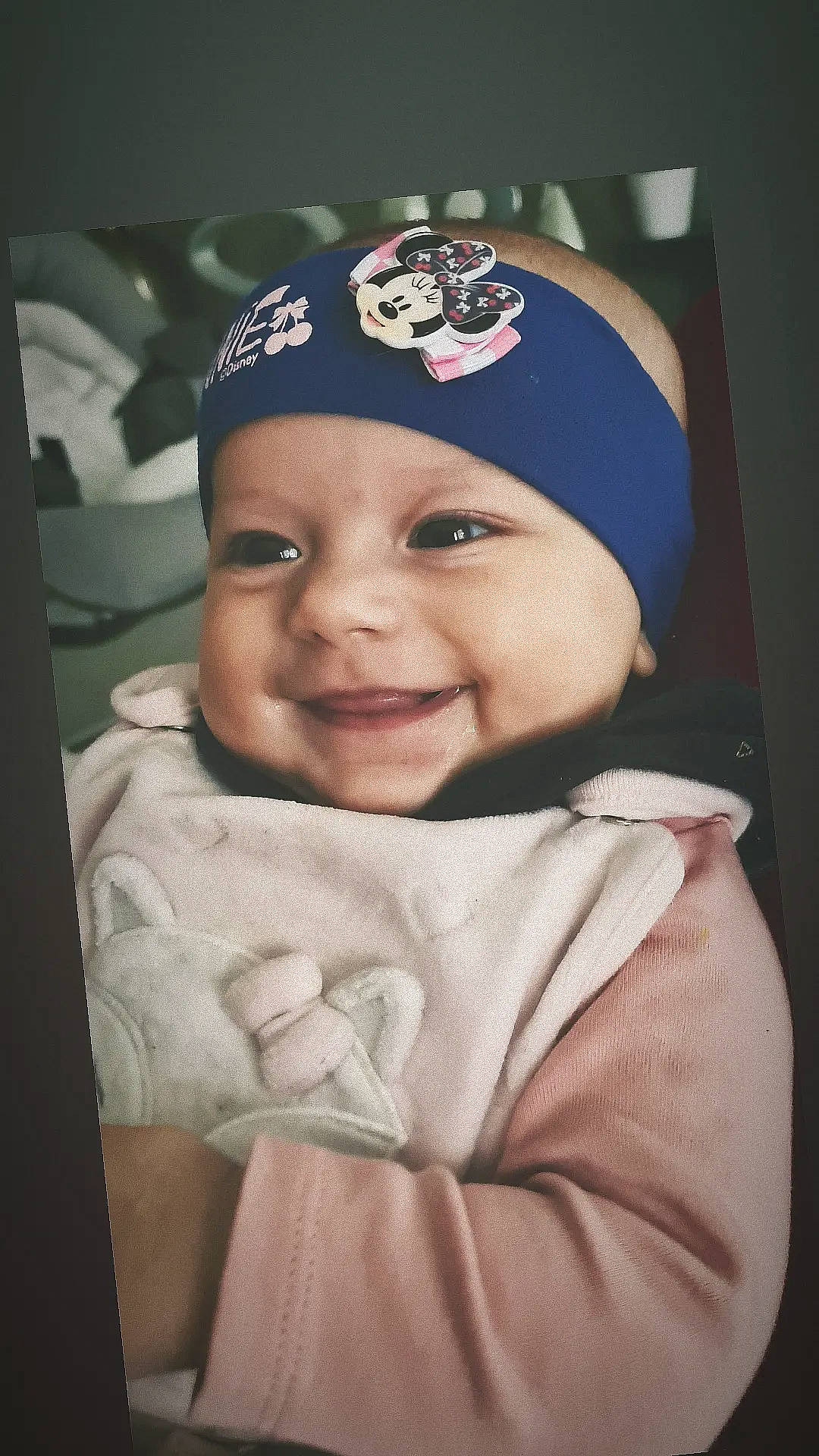 Liana a rejoint le concours — aidez-le/la à gagner de superbes lots ! baby, beanie, cap, car_seat, child, cool, eye, fashion_accessory, flash_photography, fun, happy, headwear, jaw, joy, laugh, lip, person, personal_protective_equipment, selfie, sleeve