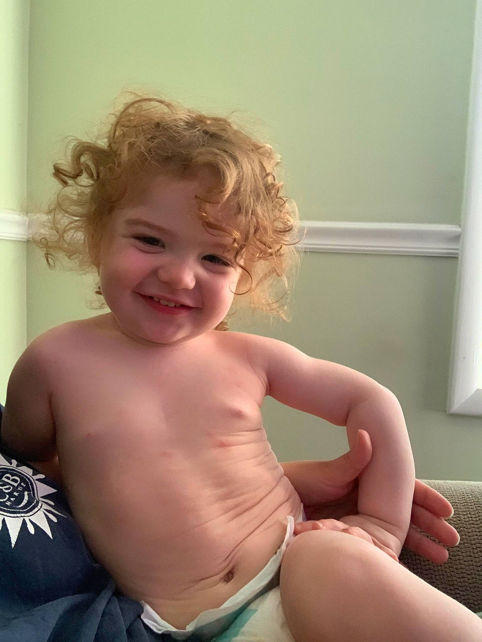 Ethan is registered to the contest to win money with this photo: abdomen, cheek, chest, finger, gesture, hair, hand, happy, head, human_body, iris, joint, joy, muscle, neck, person, skin, smile, stomach, thigh