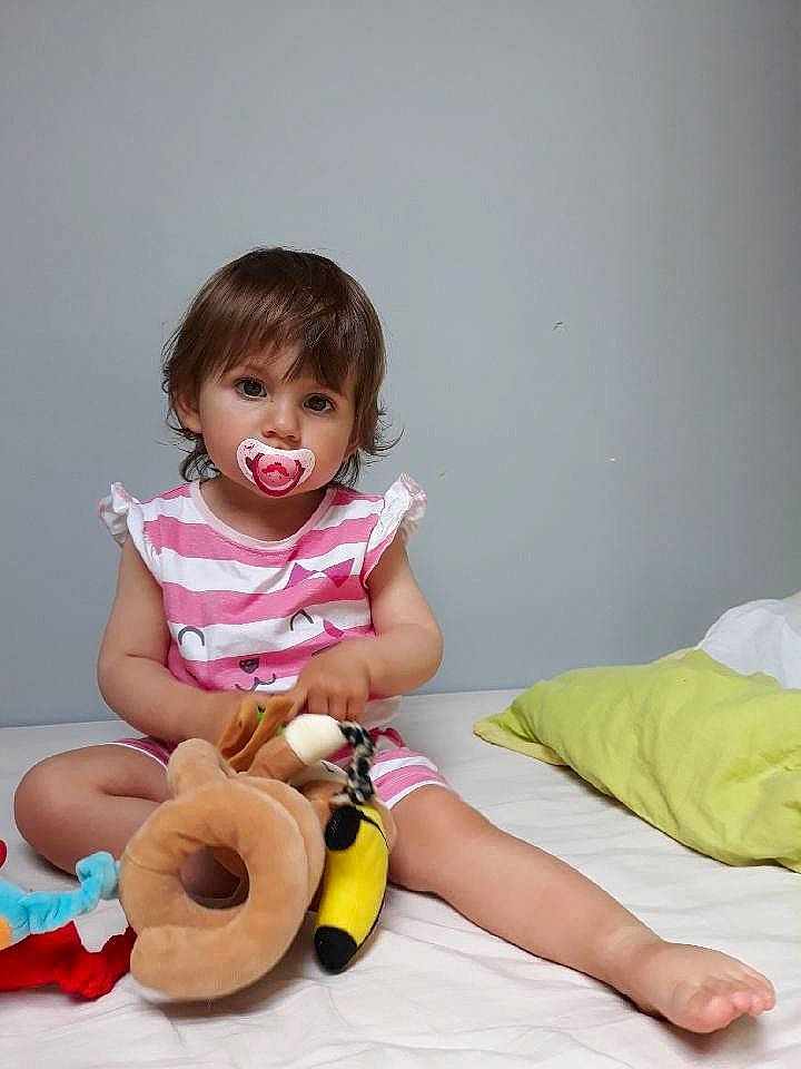 Lyna participe au concours pour gagner de l'argent avec cette photo : arm, baby_products, child, fun, girl, infant, leg, person, play, product, sitting, skin, toddler, toy, yellow