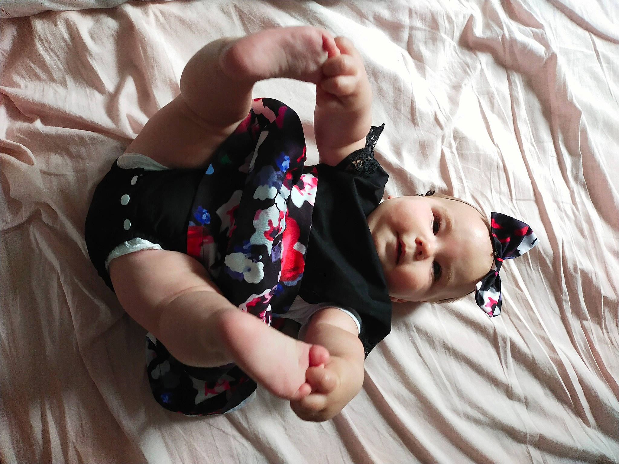 Raphaella participe au concours pour gagner de l'argent avec cette photo : arm, baby, baby_toddler_clothing, comfort, elbow, finger, flash_photography, gesture, glasses, grass, hand, happy, leg, person, plaid, plant, skin, sleeve, textile, toddler