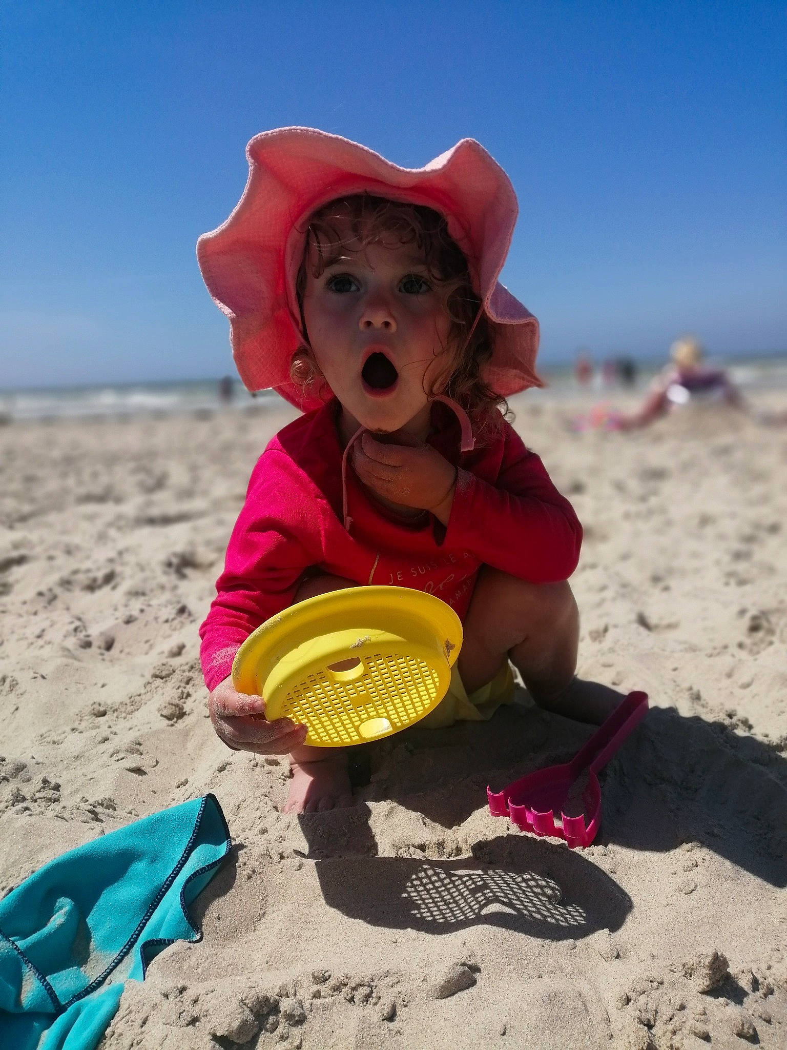 Inès participe au concours pour gagner de l'argent avec cette photo : beach, bucket, costume_hat, cowboy_hat, fedora, fun, happy, hat, headgear, headwear, landscape, leisure, people_in_nature, people_on_beach, person, personal_protective_equipment, recreation, sky, sun_hat, sunglasses