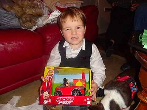 Evan participe au concours pour gagner de l'argent avec cette photo : child, christmas, christmas_eve, comfort, couch, event, fun, green, holiday, joy, lap, mammal, organ, person, red, room, sharing, sitting, smile, toddler