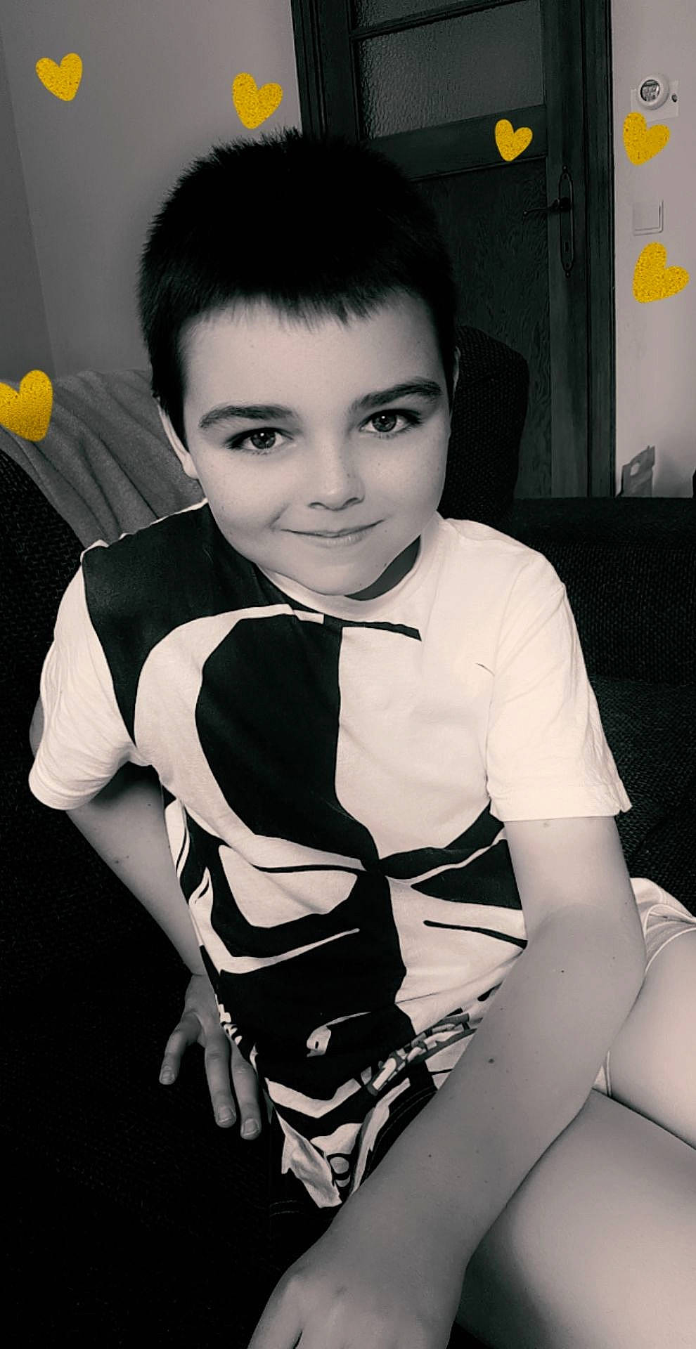 Jonas a rejoint le concours — aidez-le/la à gagner de superbes lots ! bangs, black_hair, cool, elbow, eye, eyelash, fashion_design, flash_photography, hairstyle, happy, human_leg, joy, monochrome, monochrome_photography, person, shoulder, sleeve, smile, style, t_shirt