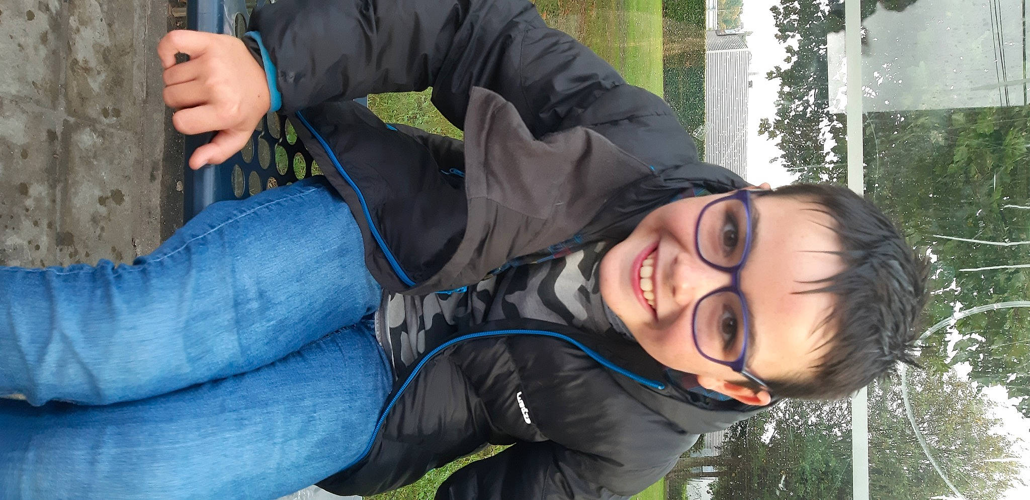 Jonas a rejoint le concours — aidez-le/la à gagner de superbes lots ! clothing, comfort, cool, denim, electric_blue, eyewear, fun, grass, happy, jacket, joy, leisure, mouth, outerwear, people, person, plant, recreation, sitting, smile