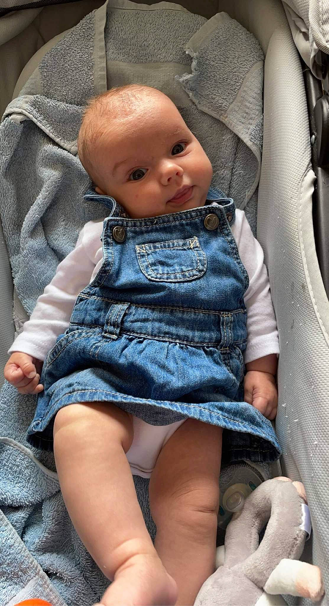 éléa a rejoint le concours — aidez-le/la à gagner de superbes lots ! baby, baby_toddler_clothing, beauty, black, chair, cheek, child, comfort, denim, finger, hand, human, knee, people, person, product, skin, sleeve, textile, thigh