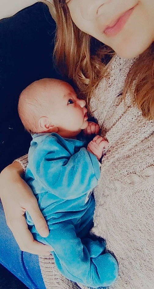 éléa participe au concours pour gagner de l'argent avec cette photo : baby, beauty, blue, child, cool, gesture, hair, hairstyle, happy, head, interaction, joint, lip, long_hair, neck, outerwear, person, pink, skin, toddler