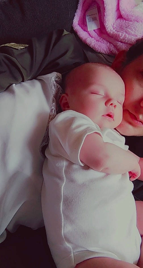 éléa participe au concours pour gagner de l'argent avec cette photo : baby, baby_products, baby_sleeping, baby_toddler_clothing, cheek, child, comfort, gesture, happy, linens, lip, magenta, mouth, neck, nose, person, pink, skin, sleeve, thumb