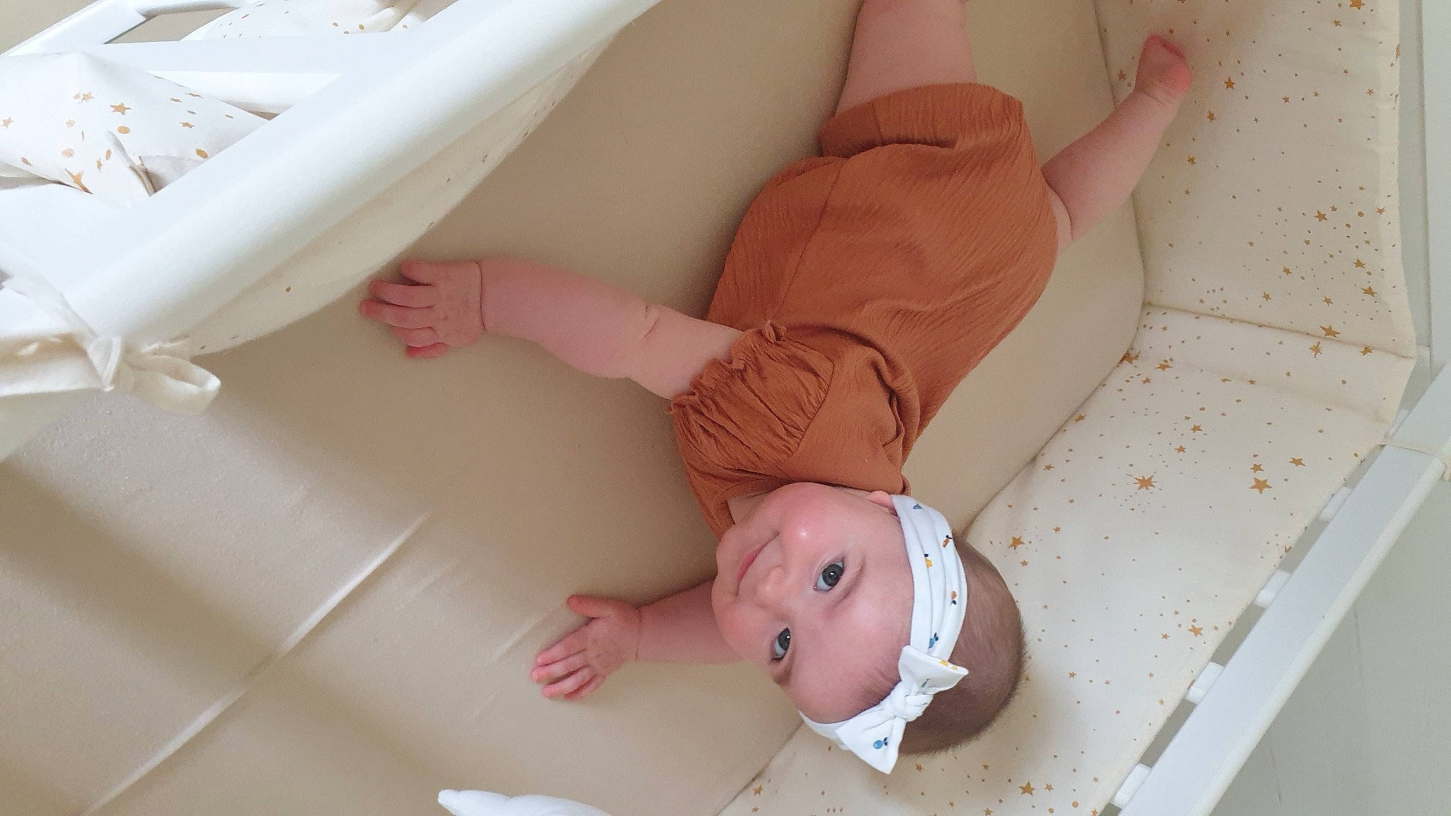 Elysa participe au concours pour gagner de l'argent avec cette photo : arm, baby, baby_products, baby_toddler_clothing, child, comfort, finger, gesture, head, headwear, health_care, human_body, human_leg, joy, nail, person, pink, service, skin, thumb