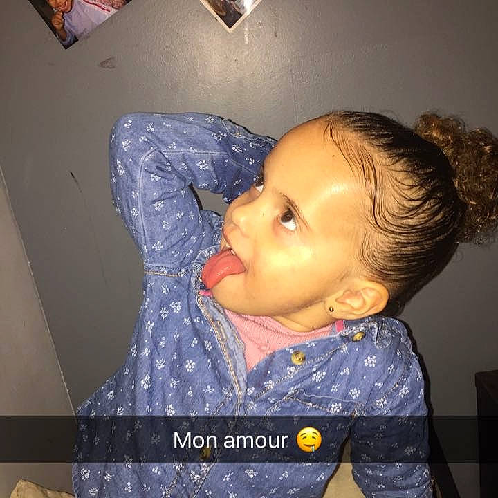 Neïla participe au concours pour gagner de l'argent avec cette photo : cheek, child, chin, ear, face, forehead, hair, hairstyle, head, long_hair, neck, nose, person, toddler