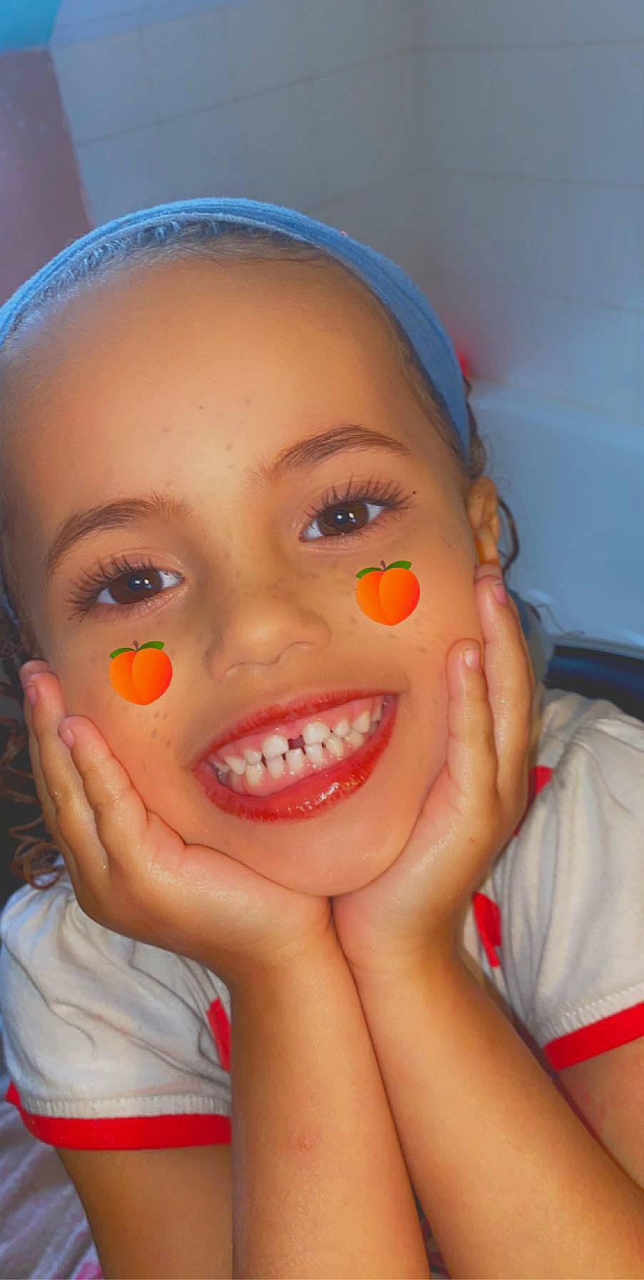 Neïla participe au concours pour gagner de l'argent avec cette photo : cheek, child, close_up, eyebrow, eyelash, face, facial_expression, forehead, fun, head, jaw, joy, lip, mouth, nail, nose, person, skin, smile