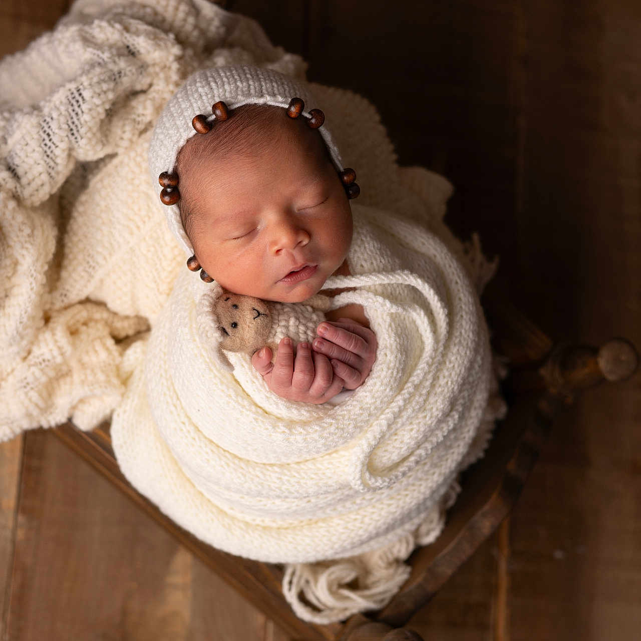 Alpay a rejoint le concours — aidez-le/la à gagner de superbes lots ! baby, blanket, bodypart, bonnet, cap, clothing, face, finger, furniture, hand, hardwood, hat, head, knitwear, newborn, person, photography, portrait, sweater, wood
