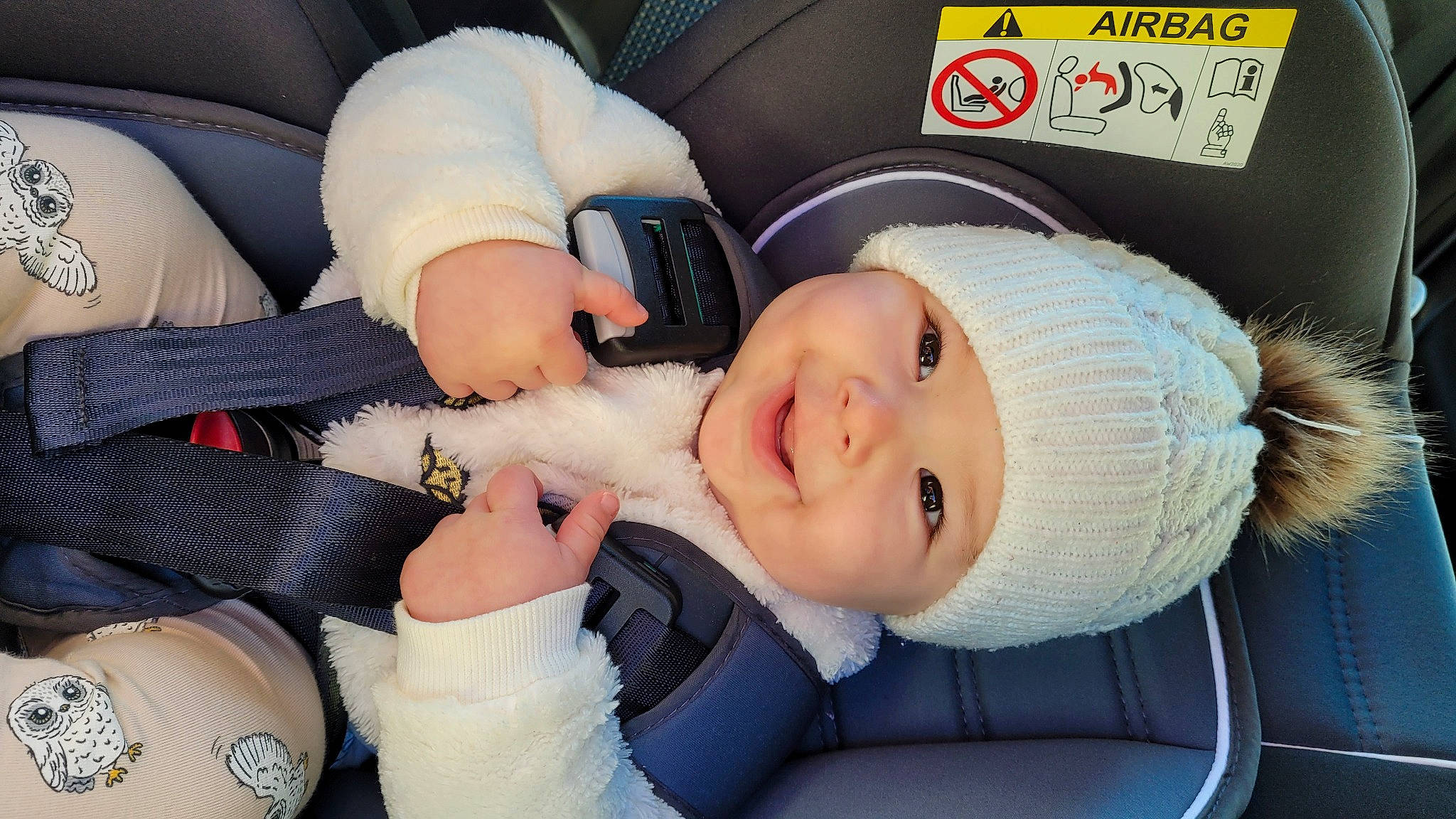 Emy a rejoint le concours — aidez-le/la à gagner de superbes lots ! auto_part, baby, baby_carriage, baby_in_car_seat, baby_products, baby_toddler_clothing, cap, car_seat, cheek, child, comfort, fun, happy, headwear, joy, luxury_vehicle, person, product, smile, steering_wheel