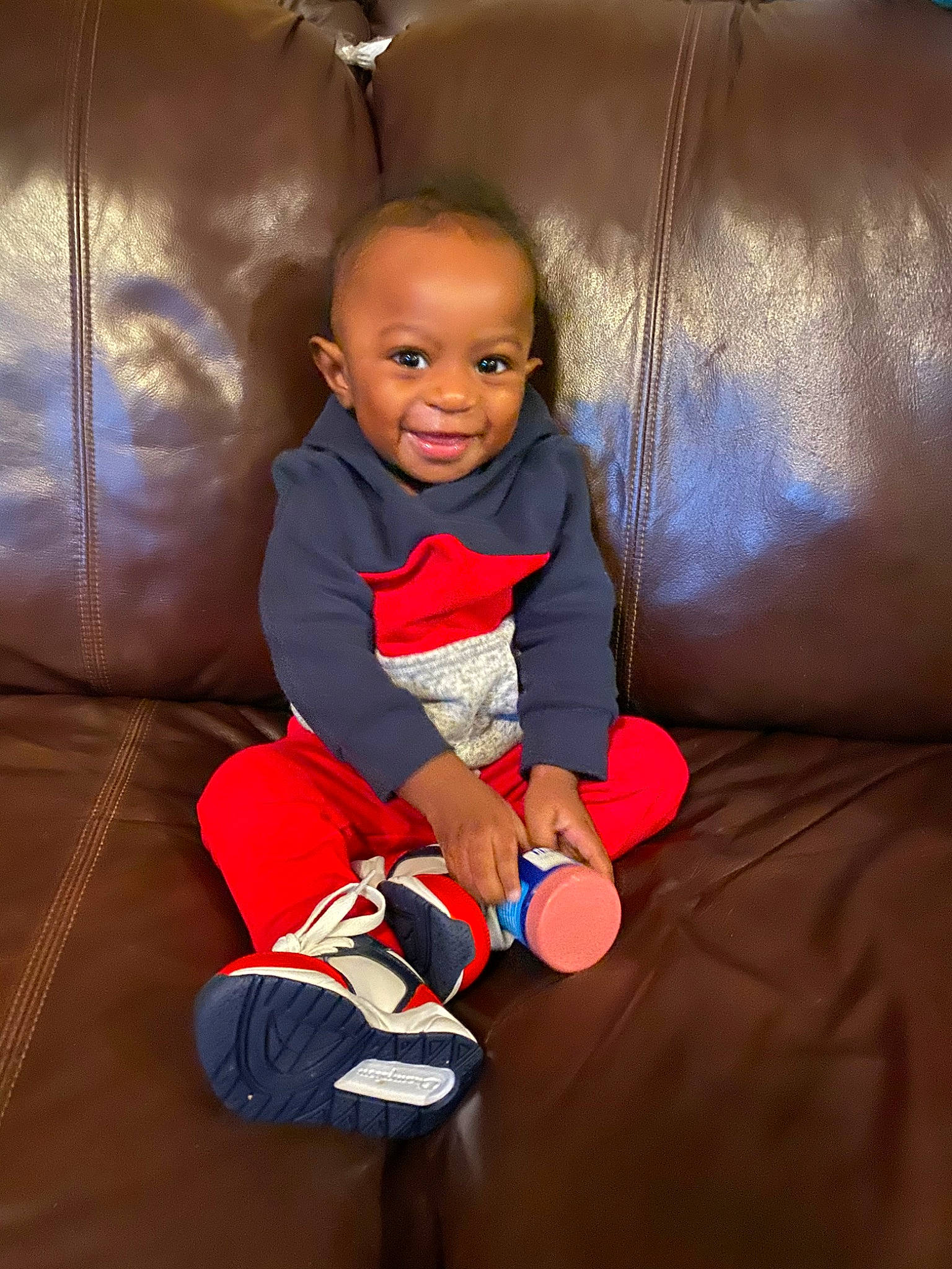 Yasin is registered to the contest to win money with this photo: baby, cheek, child, finger, fun, joy, leg, person, play, sitting, skin, smile, toddler