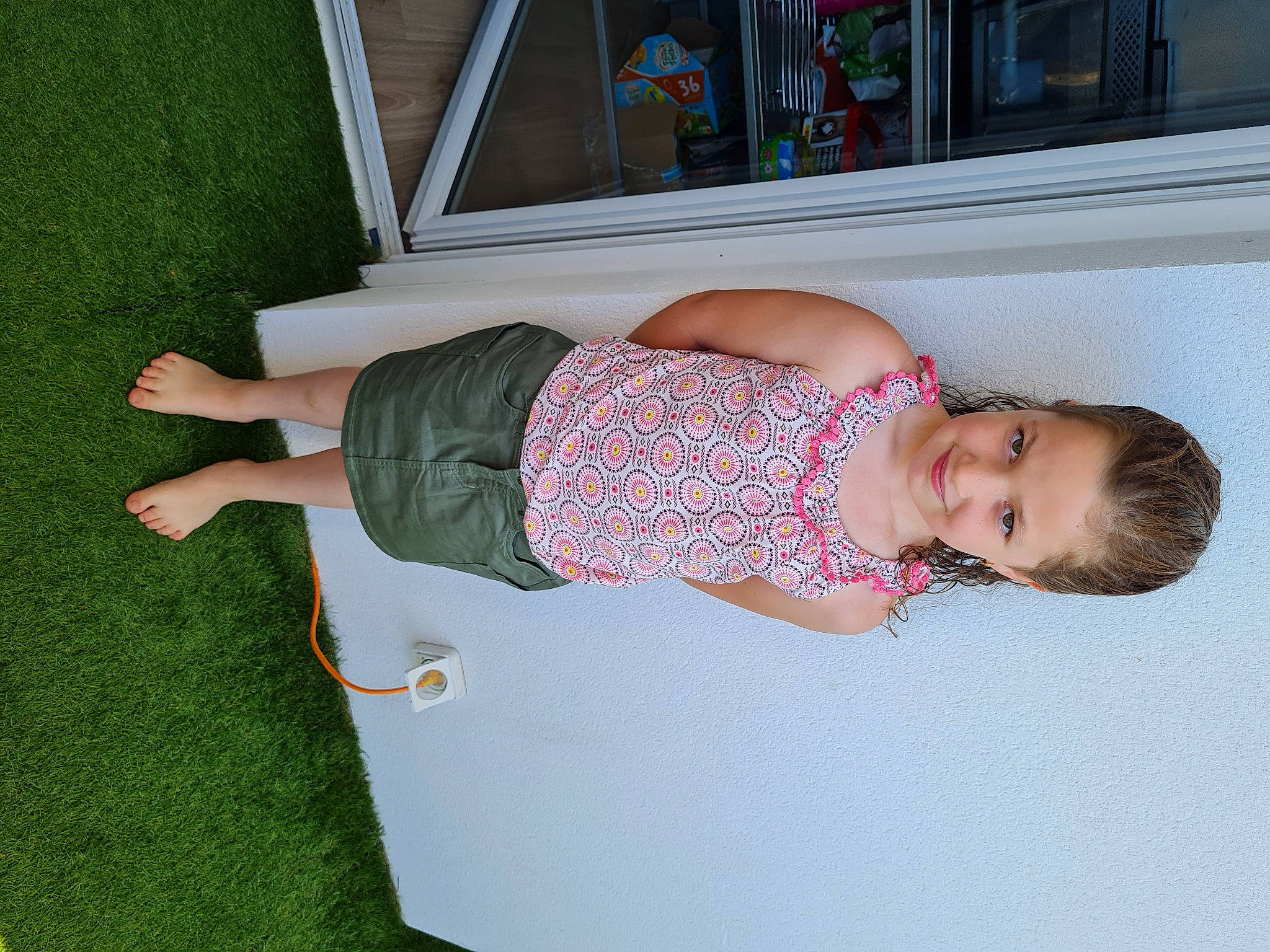 Djody participe au concours pour gagner de l'argent avec cette photo : baby, baby_toddler_clothing, barefoot, child, comfort, flooring, fun, grass, happy, human_leg, joy, leisure, pattern, person, room, smile, summer, t_shirt, thigh, toddler