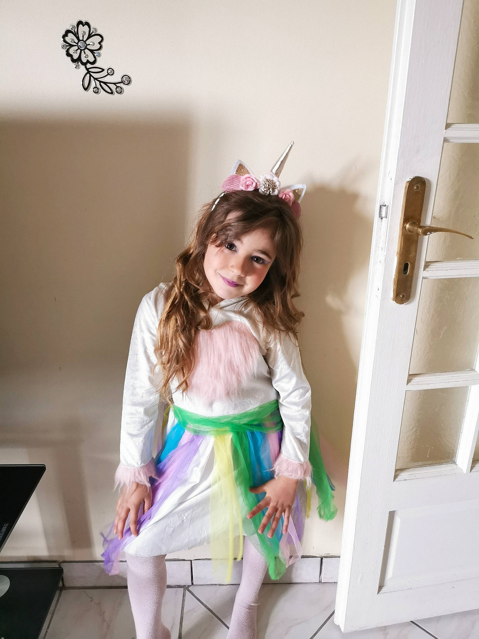 Luna a rejoint le concours — aidez-le/la à gagner de superbes lots ! beauty, child, clothing, costume, dress, ear, fashion_accessory, fashion_design, hair_coloring, hime_cut, joy, leg, long_hair, neck, person, photography, pink, purple, room, sleeve
