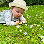 Lola participe au concours pour gagner de l'argent avec cette photo : baby, child, curious, cute, daisy, daylight, exploring, flower, garden, grass, greenery, hat, infant, lawn, nature, outdoor, person, plants, portrait, summer
