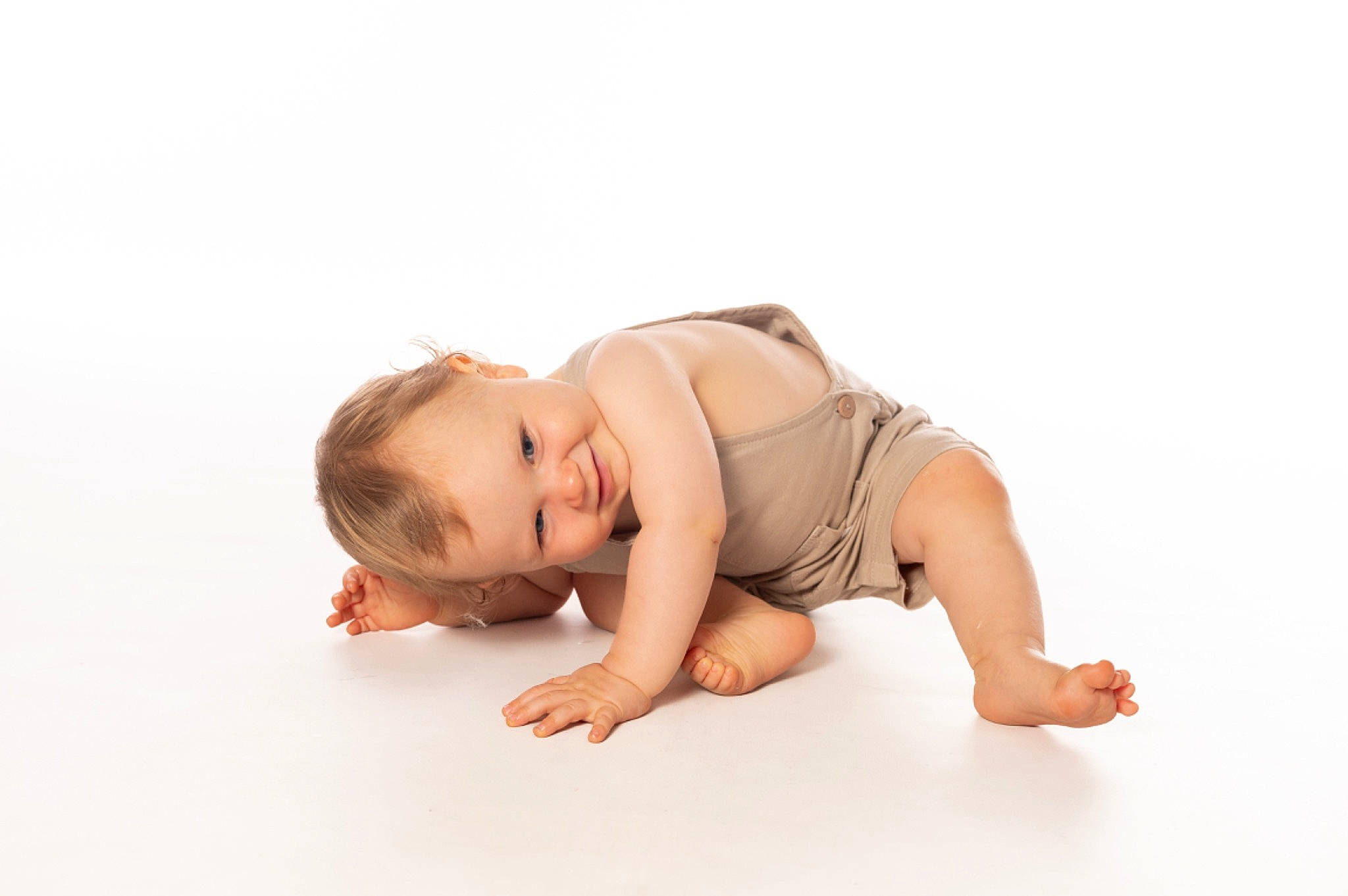 Amaël a rejoint le concours — aidez-le/la à gagner de superbes lots ! baby, baby_toddler_clothing, barefoot, child, comfort, crawling, elbow, flooring, foot, gesture, happy, human_leg, joy, knee, leg, person, sitting, sleeve, smile, t_shirt