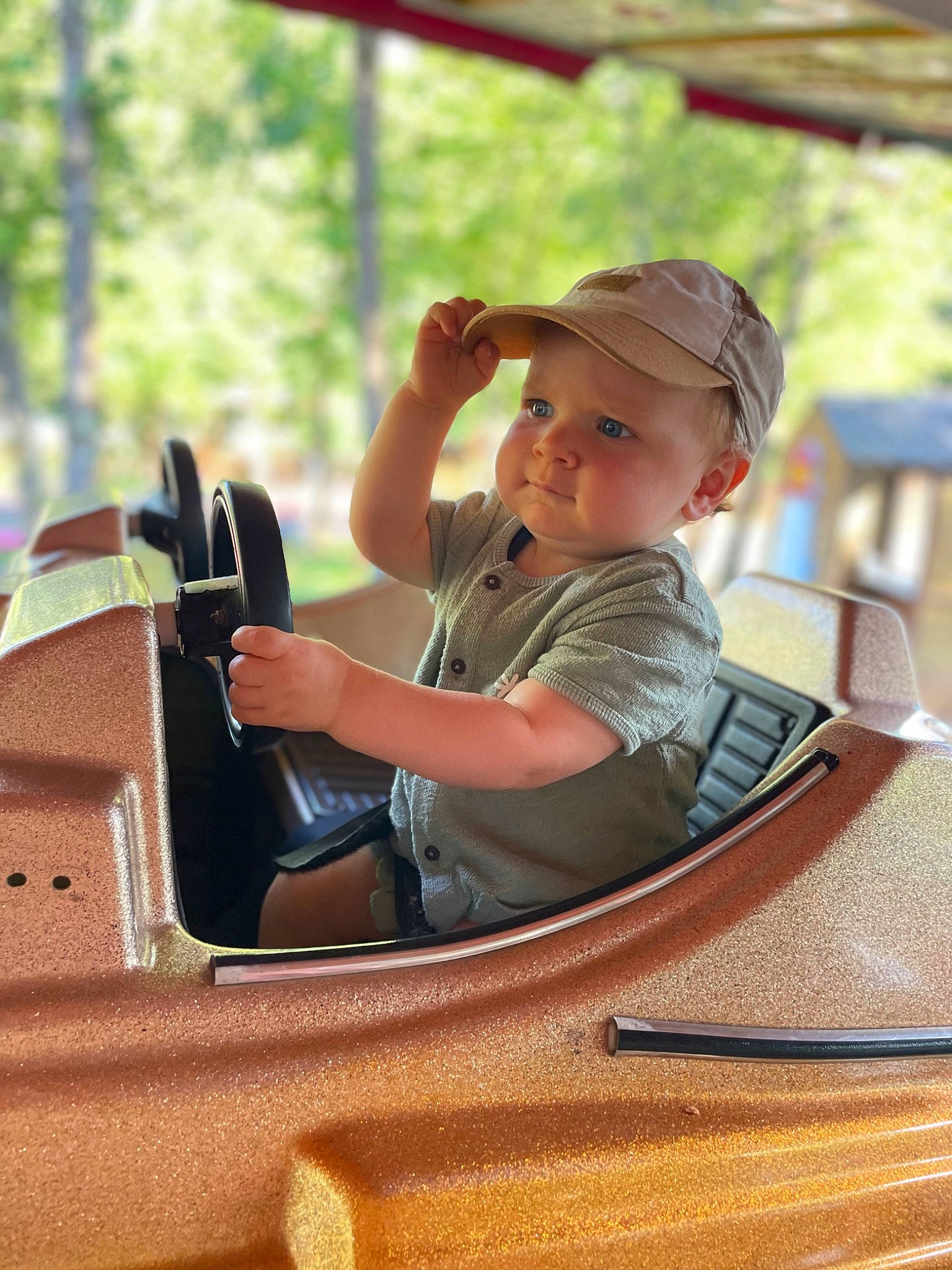 Amaël a rejoint le concours — aidez-le/la à gagner de superbes lots ! auto_part, automotive_design, automotive_exterior, automotive_mirror, automotive_window_part, bumper, fun, glass, hat, headwear, leisure, motor_vehicle, person, personal_luxury_car, recreation, steering_wheel, travel, tree, vehicle, vehicle_door