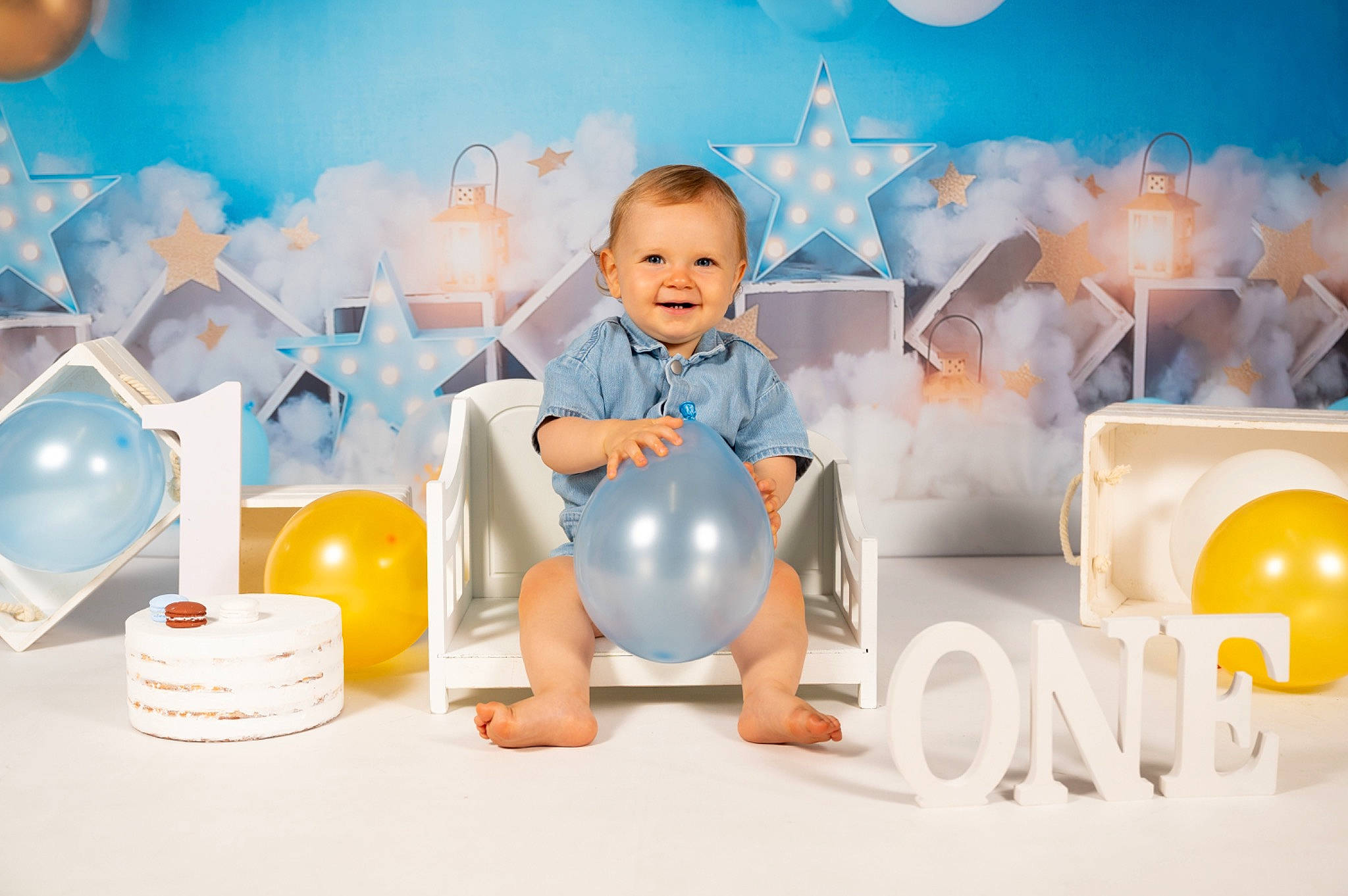 Amaël participe au concours pour gagner de l'argent avec cette photo : azure, baby, balloon, child, design, event, facial_expression, flash_photography, fun, happy, joy, leisure, lighting, orange, party_supply, person, product, room, sky, smile