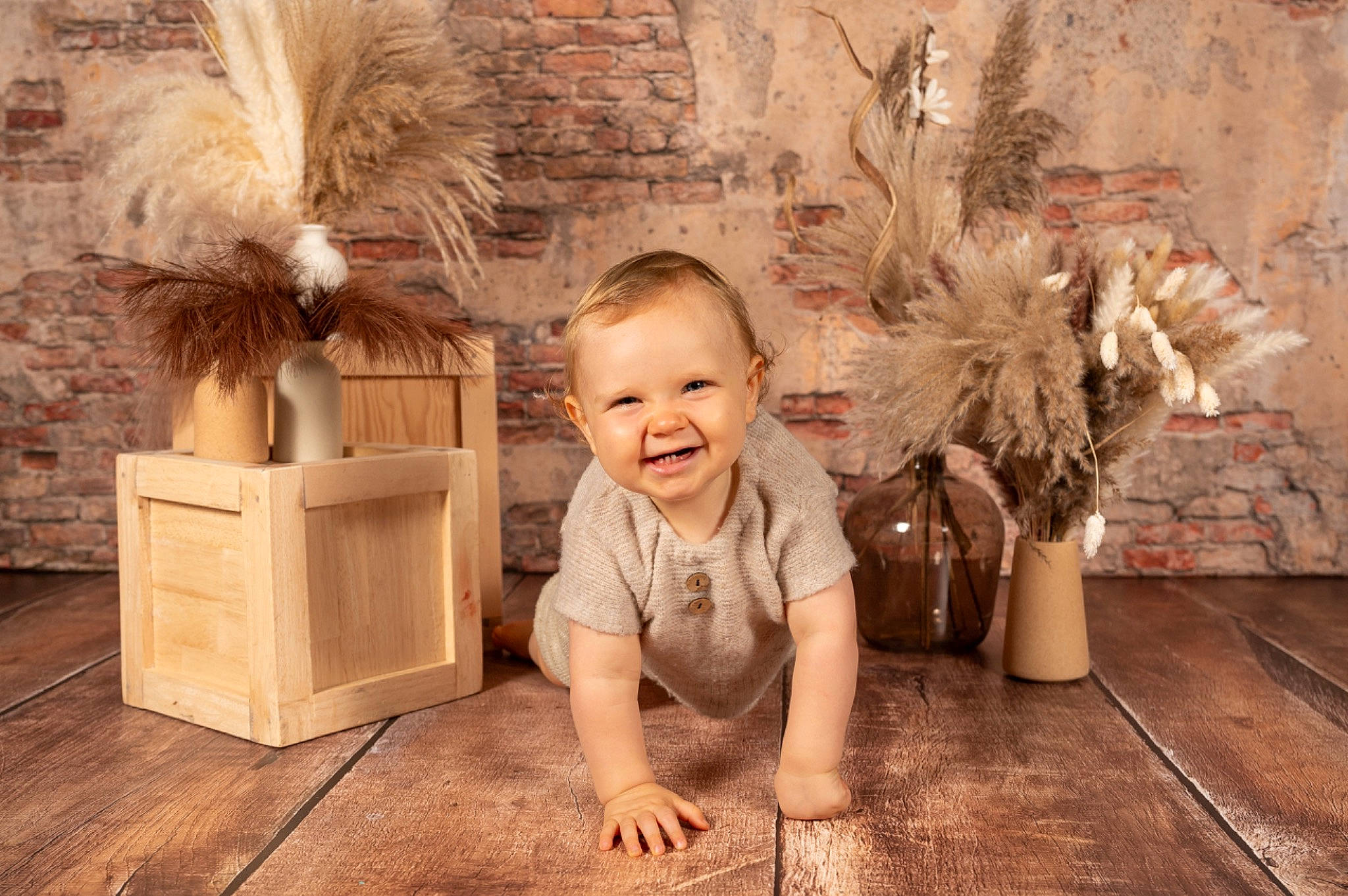 Amaël participe au concours pour gagner de l'argent avec cette photo : baby, baby_toddler_clothing, child, flash_photography, floor, flooring, flowerpot, fun, grass, happy, hardwood, house, joy, person, plant, room, sitting, smile, toddler, tree