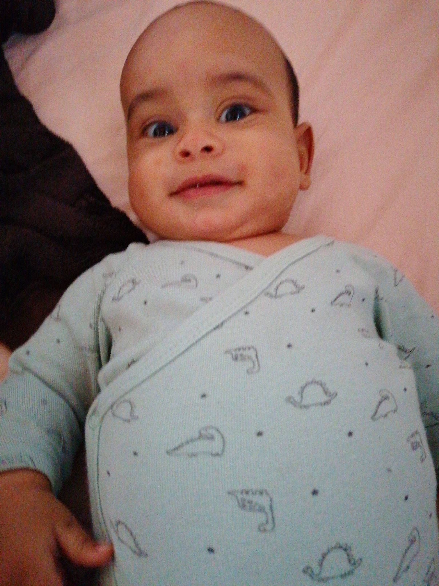 Alècio participe au concours pour gagner de l'argent avec cette photo : arm, baby, cheek, child, chin, face, facial_expression, forehead, head, lip, nose, person, skin, smile, toddler