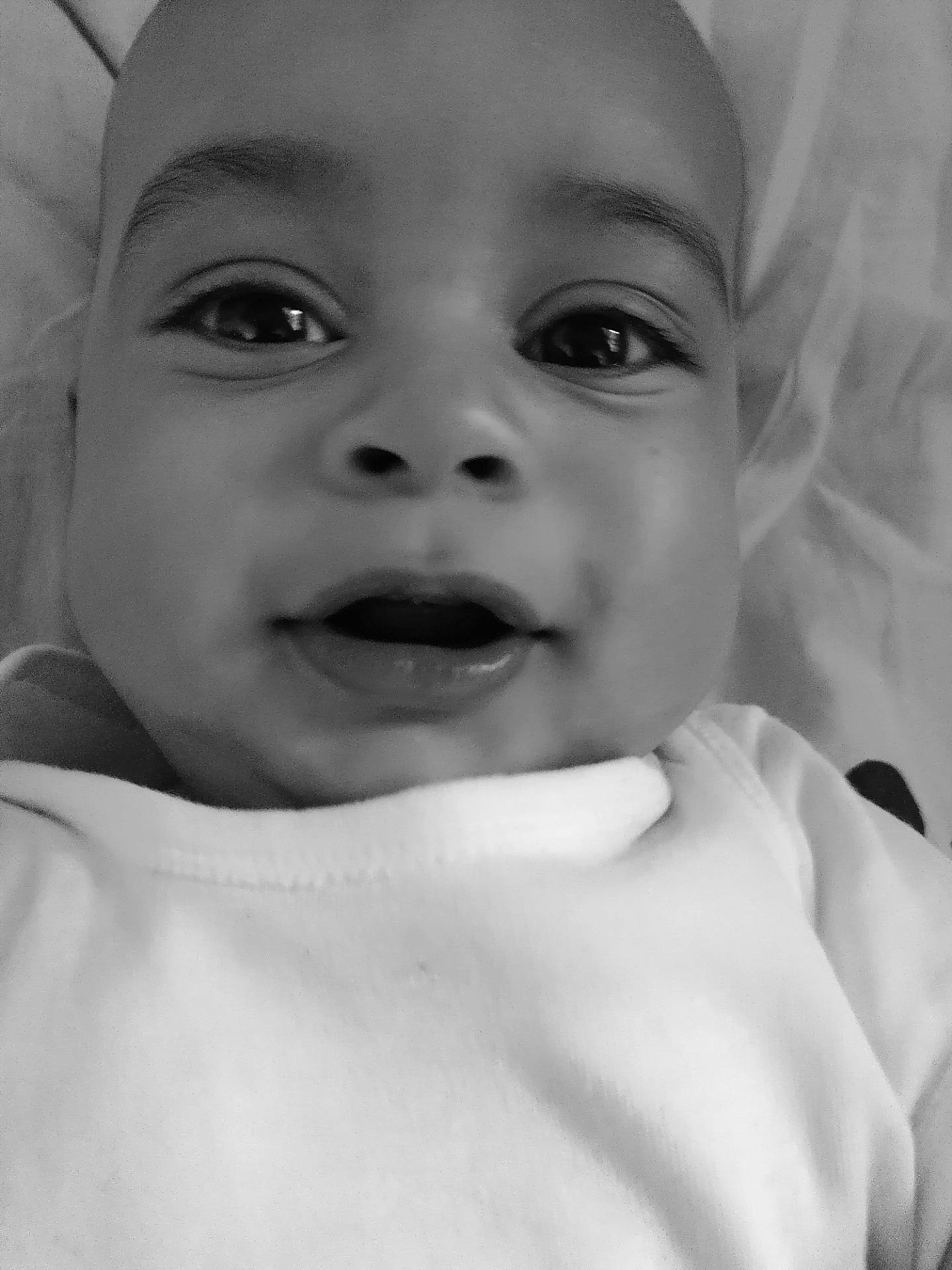 Alècio a rejoint le concours — aidez-le/la à gagner de superbes lots ! baby, black, black_and_white, cheek, child, chin, close_up, eye, eyebrow, face, facial_expression, forehead, head, lip, mouth, nose, person, skin, smile, toddler