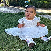 Méeva participe au concours pour gagner de l'argent avec cette photo : toddler, child, white_dress, lace, grass, outdoor, flower, hair_accessory, shoes, socks, greenery, sunlight, garden, cute, sitting, person, portrait, young_child, nature, daytime