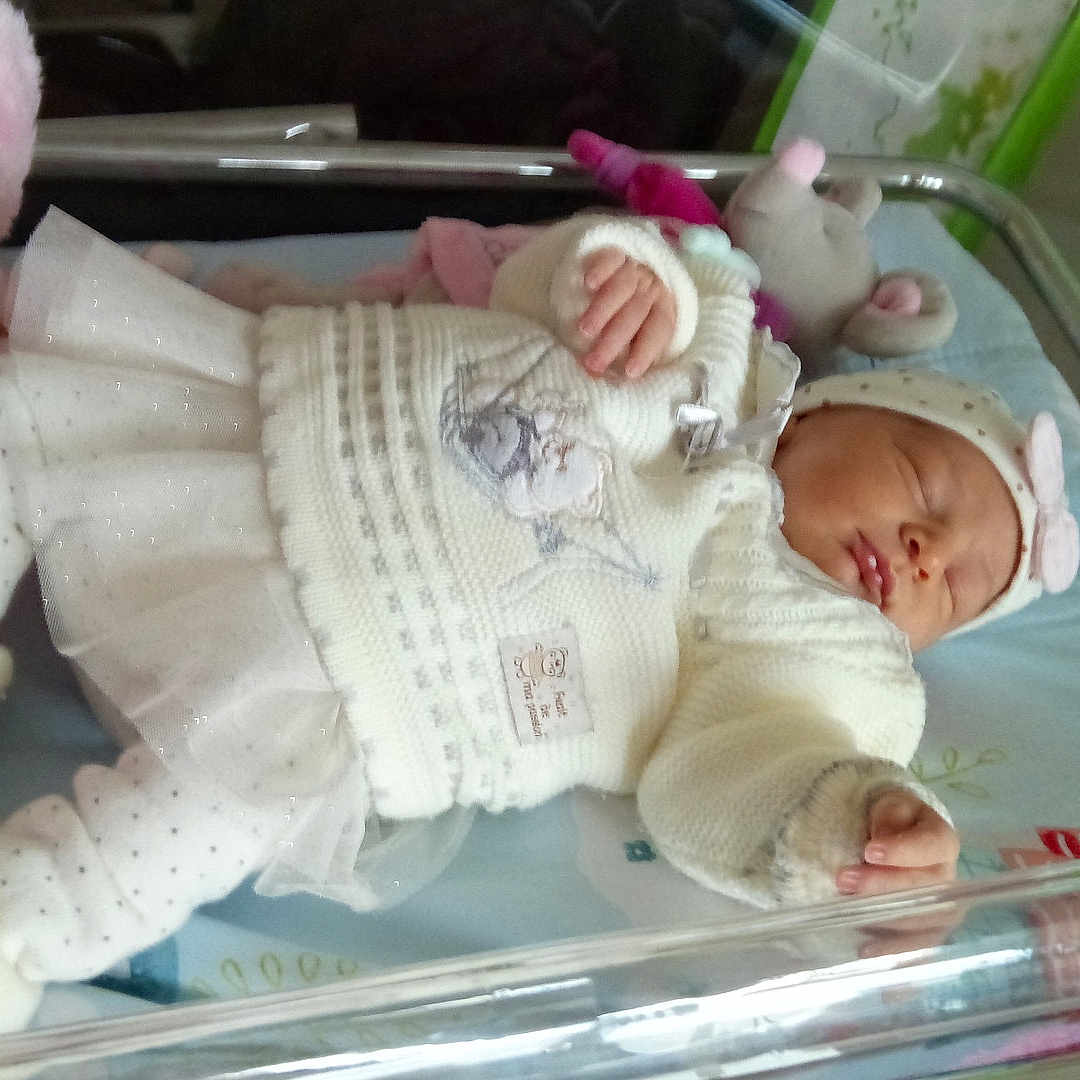 Sofia participe au concours pour gagner de l'argent avec cette photo : bed, child, childbirth, infant, infant_bed, product, textile, toddler