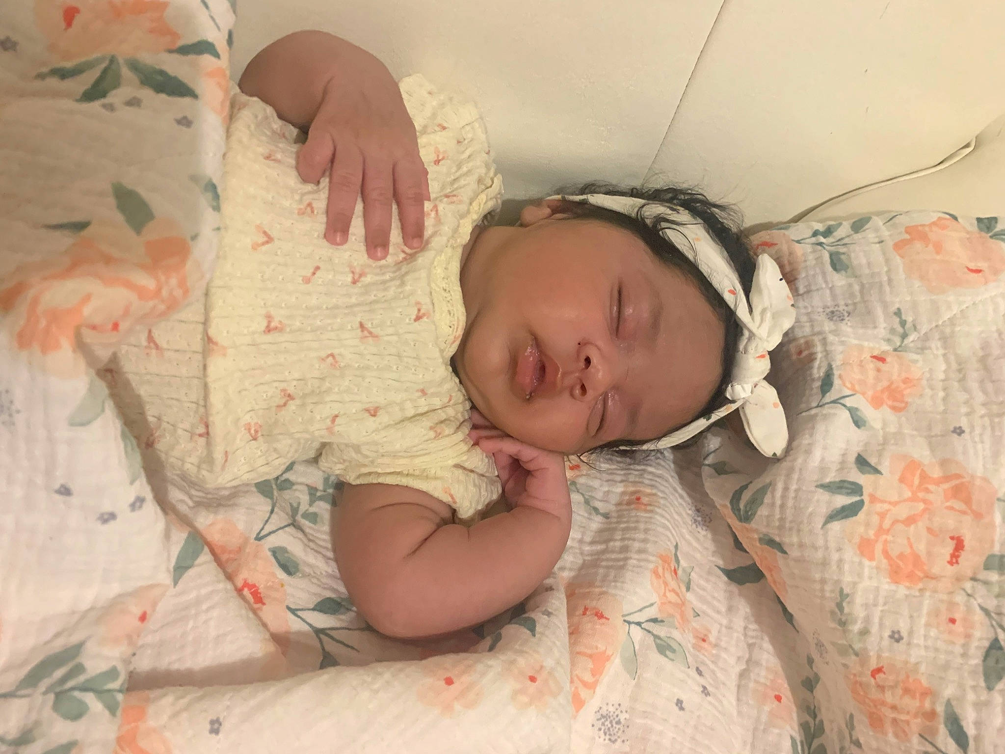 Seyana participe au concours pour gagner de l'argent avec cette photo : arm, baby, baby_products, baby_sleeping, baby_toddler_clothing, bed, bedding, bedtime, cheek, child, comfort, hand, headwear, linens, nose, pattern, person, room, skin, sleeve