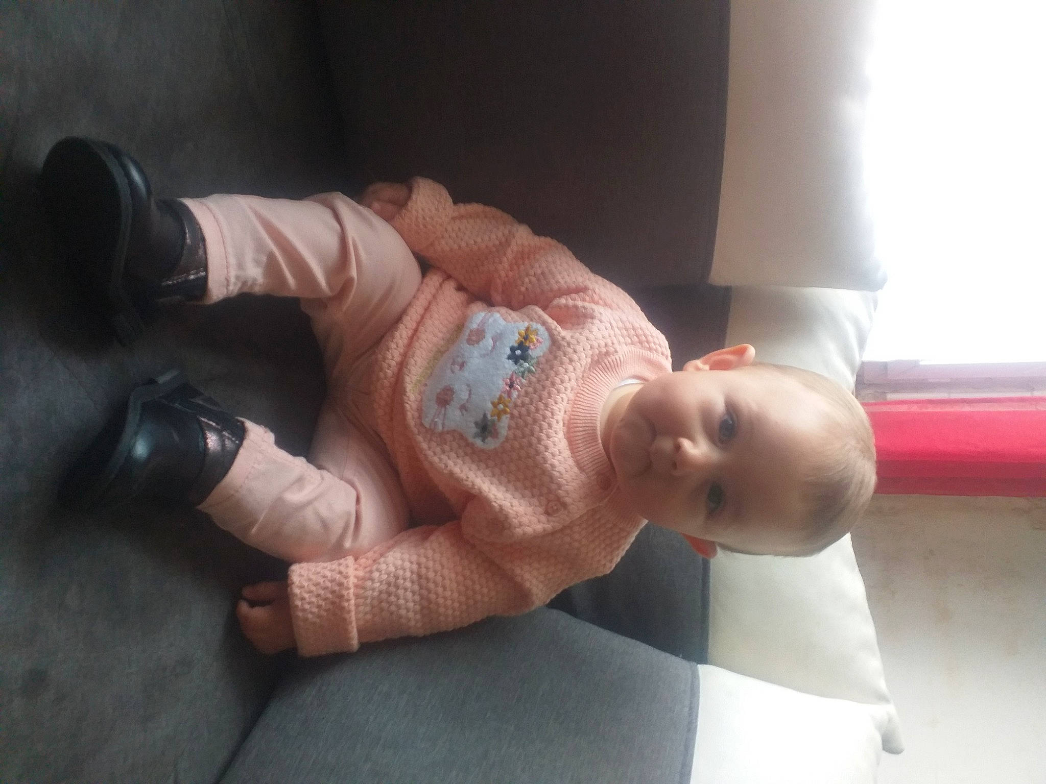 Mallya participe au concours pour gagner de l'argent avec cette photo : baby, baby_products, baby_toddler_clothing, child, comfort, elbow, finger, foot, gesture, hand, hat, human_leg, knee, nail, person, room, skin, thumb, toddler, wood