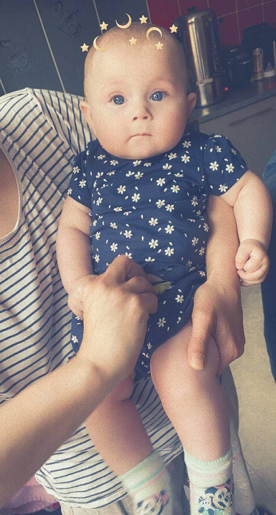 Mallya a rejoint le concours — aidez-le/la à gagner de superbes lots ! baby, baby_toddler_clothing, cheek, comfort, elbow, eye, finger, gesture, hand, head, iris, joint, leg, lip, mouth, nail, person, skin, sleeve, thumb