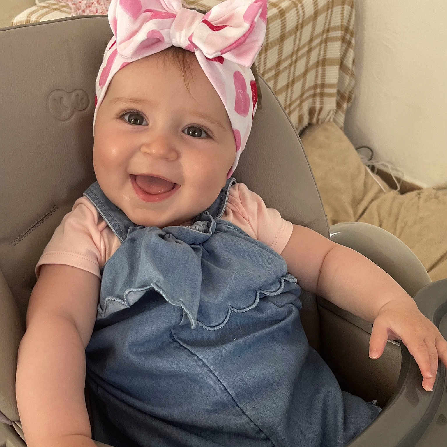 Magda a rejoint le concours — aidez-le/la à gagner de superbes lots ! arm, baby, bow, child, clothing, cute, denim_dress, face, furniture, happy, headband, high_chair, indoor, infant, person, portrait, seat, skin, smiling, toddler