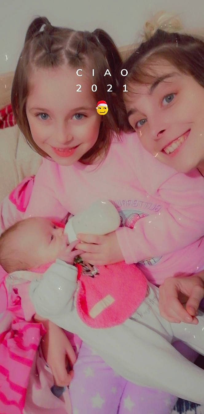 Layana a rejoint le concours — aidez-le/la à gagner de superbes lots ! arm, cheek, eye, finger, fun, gesture, hair, hand, happy, head, joy, lip, muscle, nail, person, pink, skin, smile, sweetness, textile