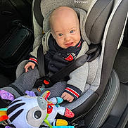 Timéo a rejoint le concours — aidez-le/la à gagner de superbes lots ! baby, car_seat, child, smiling, toy, plush_toy, zebra, seatbelt, car_interior, clothing, jacket, pants, hand, head, face, sitting, infant, safety, colorful, happy