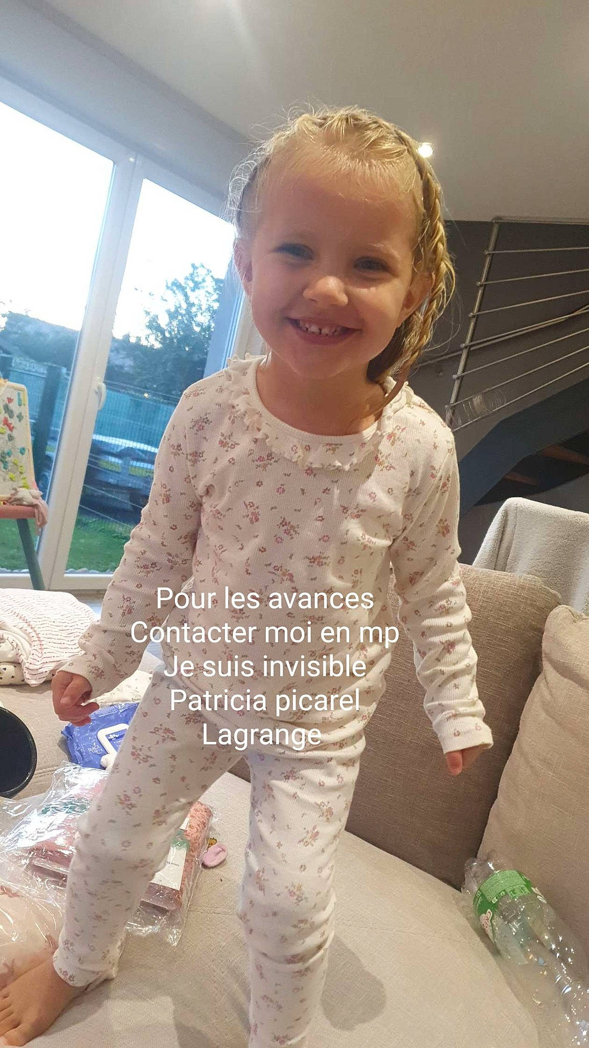 Lisa participe au concours pour gagner de l'argent avec cette photo : baby_toddler_clothing, child, denim, flooring, fun, hairstyle, happy, joy, leisure, pajamas, pattern, person, play, sitting, sky, sleeve, smile, soil, t_shirt, toddler