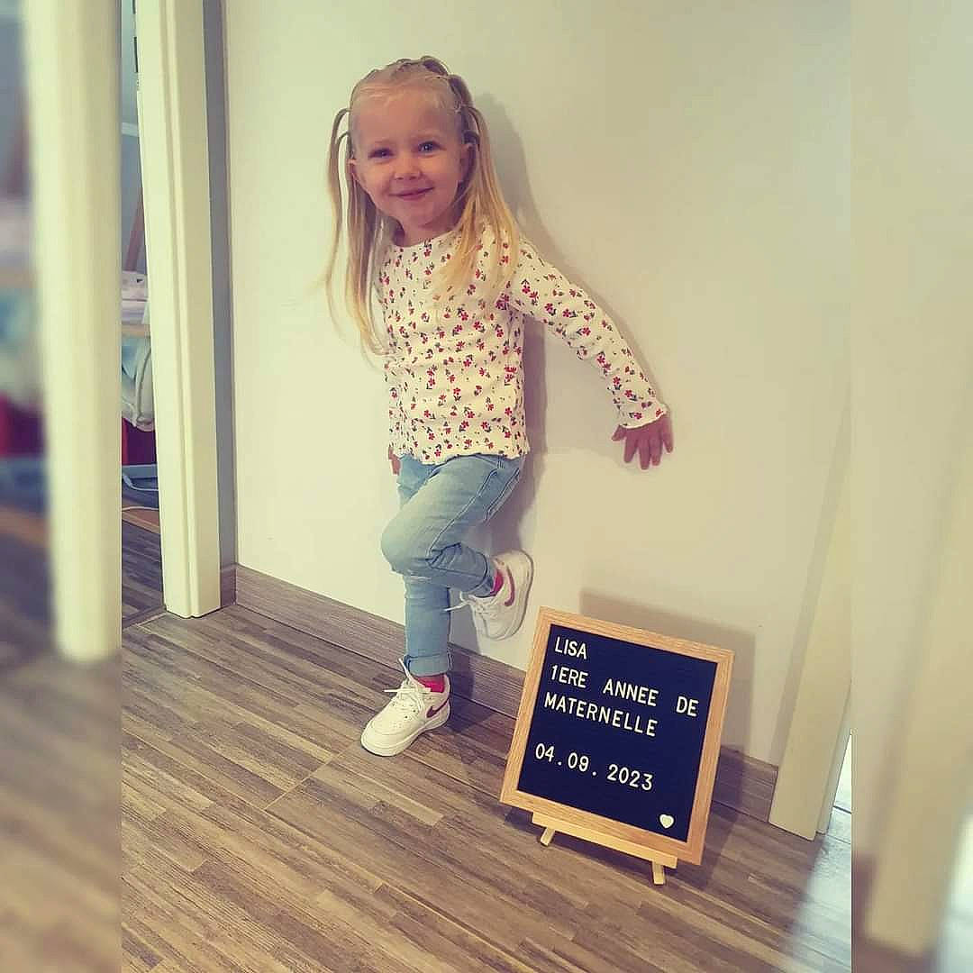 Lisa a rejoint le concours — aidez-le/la à gagner de superbes lots ! cool, curtain, denim, fashion_design, flooring, happy, hardwood, jeans, joint, joy, knee, person, product, shoulder, sleeve, smile, sportswear, t_shirt, thigh, waist