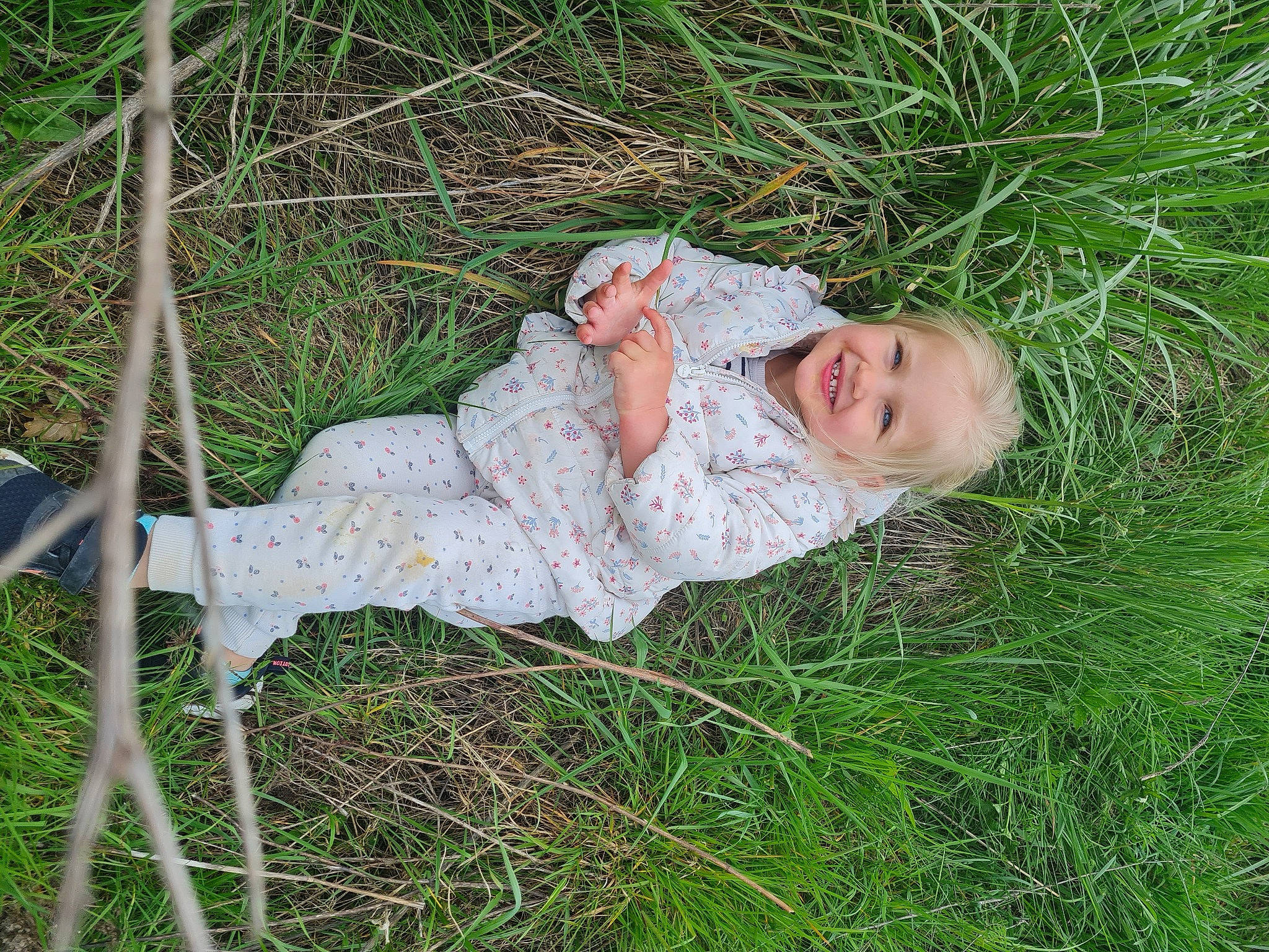 Lisa a rejoint le concours — aidez-le/la à gagner de superbes lots ! child, fun, grass, grass_family, grassland, happy, joy, lawn, leisure, pasture, people_in_nature, person, plant, poales, prairie, sitting, smile, tree
