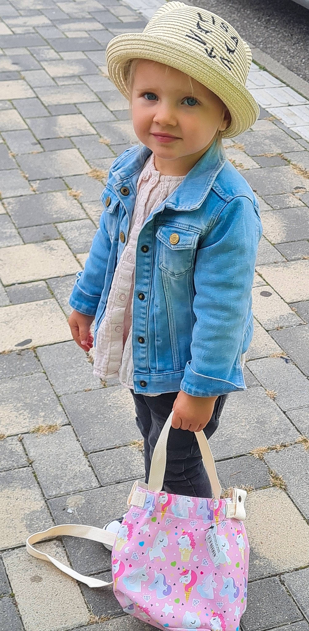 Lisa a rejoint le concours — aidez-le/la à gagner de superbes lots ! baby_toddler_clothing, blazer, cap, clothing, collar, cool, denim, electric_blue, fashion, hat, headwear, outerwear, pattern, person, photograph, pink, sleeve, snapshot, textile, toddler