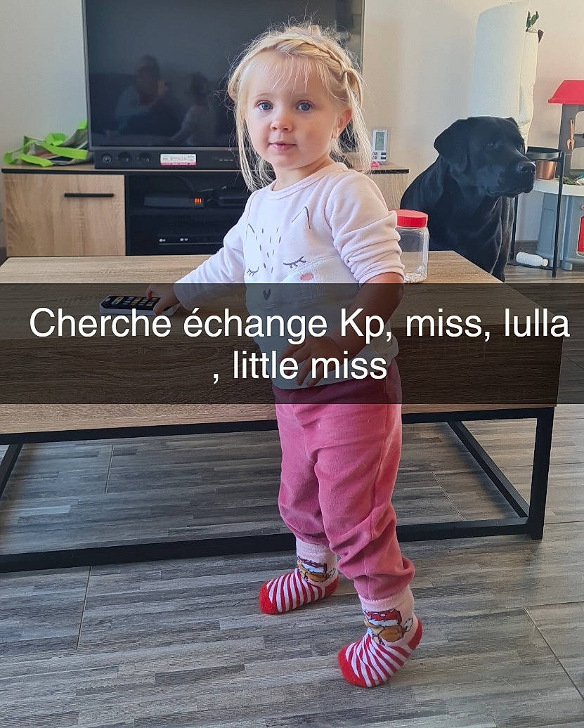 Lisa a rejoint le concours — aidez-le/la à gagner de superbes lots ! blond, electric_blue, floor, flooring, font, hair, hardwood, human_leg, joint, knee, magenta, person, shoe, sleeve, sportswear, t_shirt, table, thigh, toddler, waist