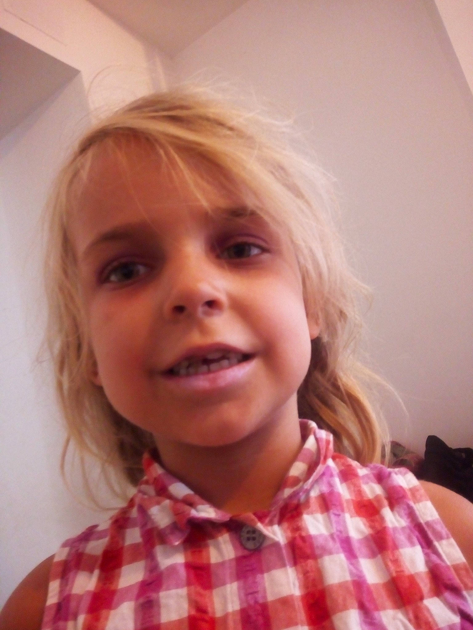 Emma a rejoint le concours — aidez-le/la à gagner de superbes lots ! blond, cheek, child, chin, ear, eyebrow, face, forehead, girl, hair, hair_coloring, hairstyle, head, human_hair_color, lip, nose, organ, person, smile, toddler