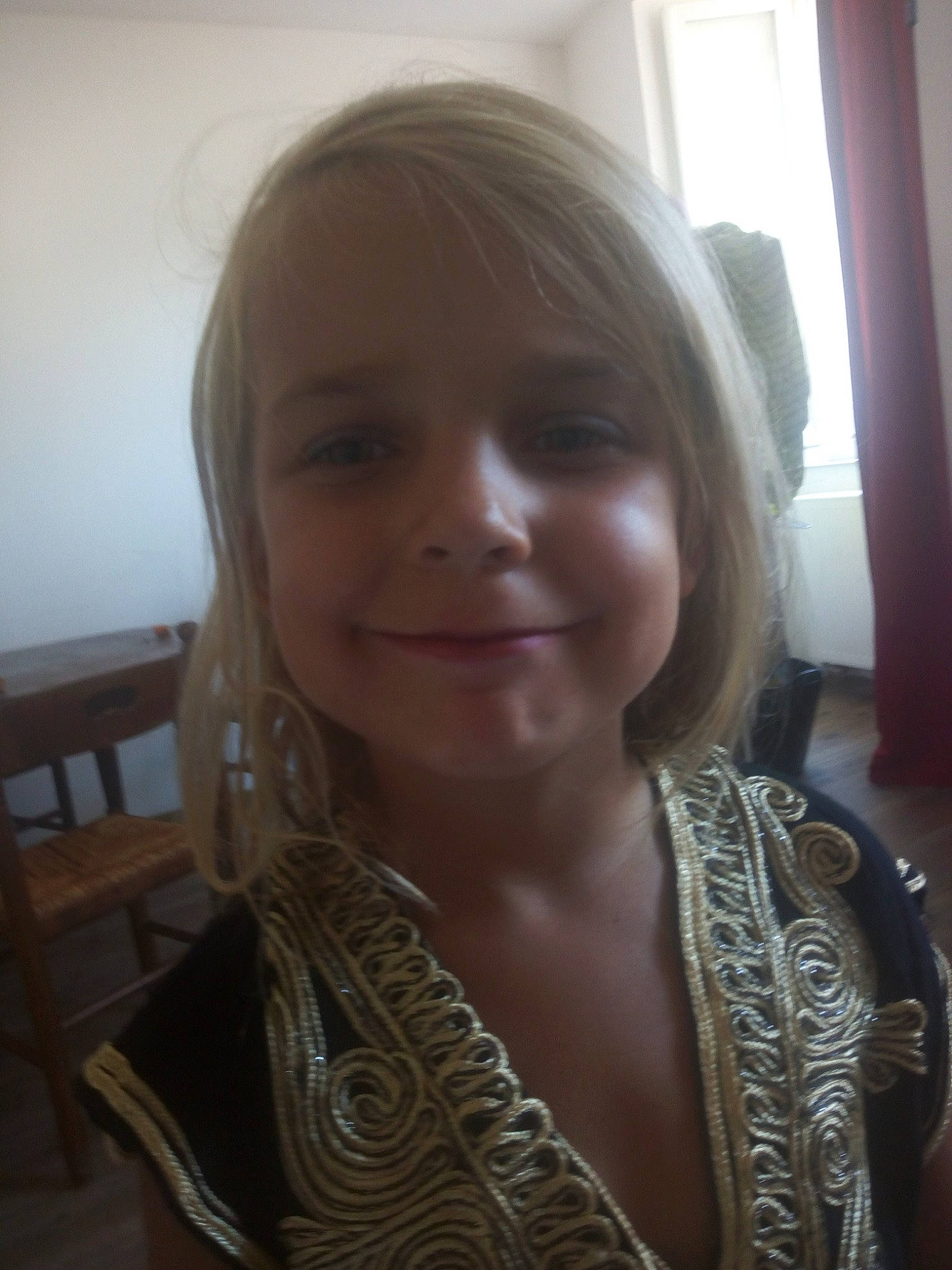 Emma participe au concours pour gagner de l'argent avec cette photo : blond, brown_hair, forehead, girl, hair, hair_coloring, hairstyle, human_hair_color, joy, long_hair, neck, person