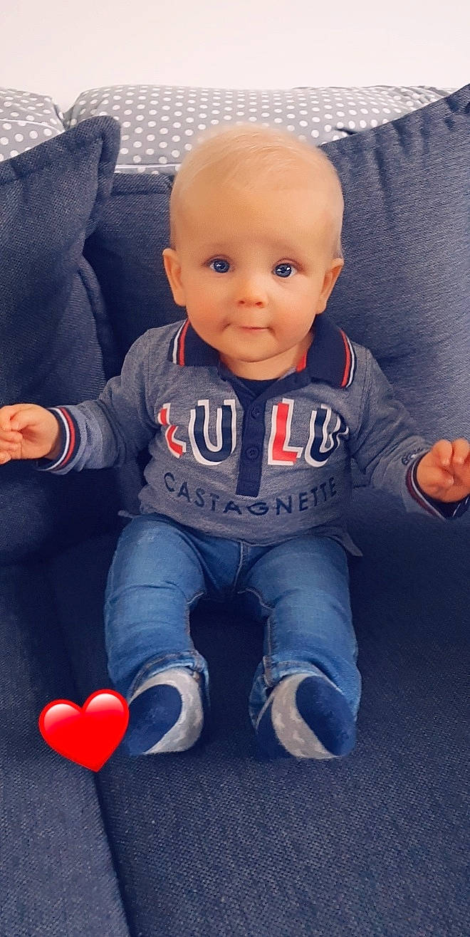 Mylo a rejoint le concours — aidez-le/la à gagner de superbes lots ! baby, baby_toddler_clothing, cheek, child, comfort, electric_blue, eye, finger, flooring, fun, hair, happy, leg, person, sitting, skin, sleeve, smile, t_shirt, thumb