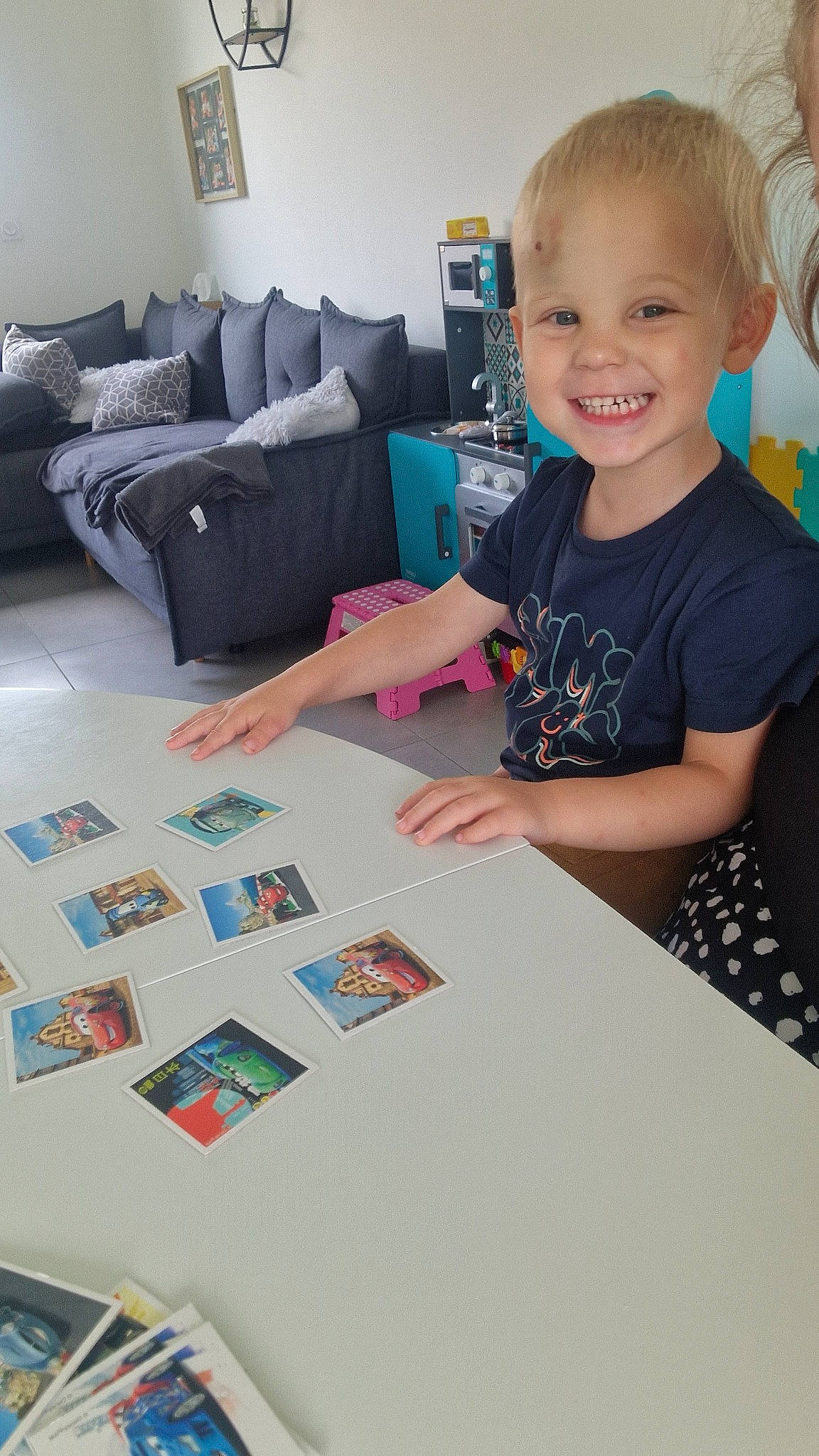 Mylo a rejoint le concours — aidez-le/la à gagner de superbes lots ! art, artist, child, couch, desk, electronic_device, flooring, fun, illustration, job, joy, learning, person, play, room, sitting, smile, t_shirt, table, toddler