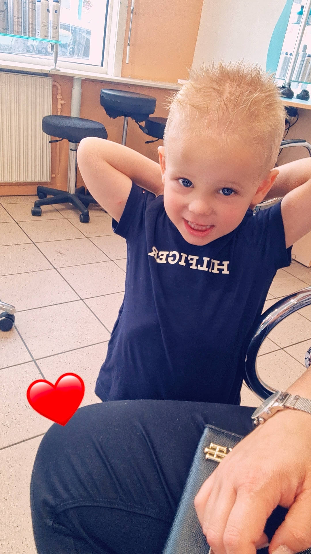 Mylo participe au concours pour gagner de l'argent avec cette photo : arm, beauty, chair, child, electric_blue, finger, flooring, fun, happy, human, human_body, joint, people, person, shoulder, skin, smile, snapshot, standing, t_shirt