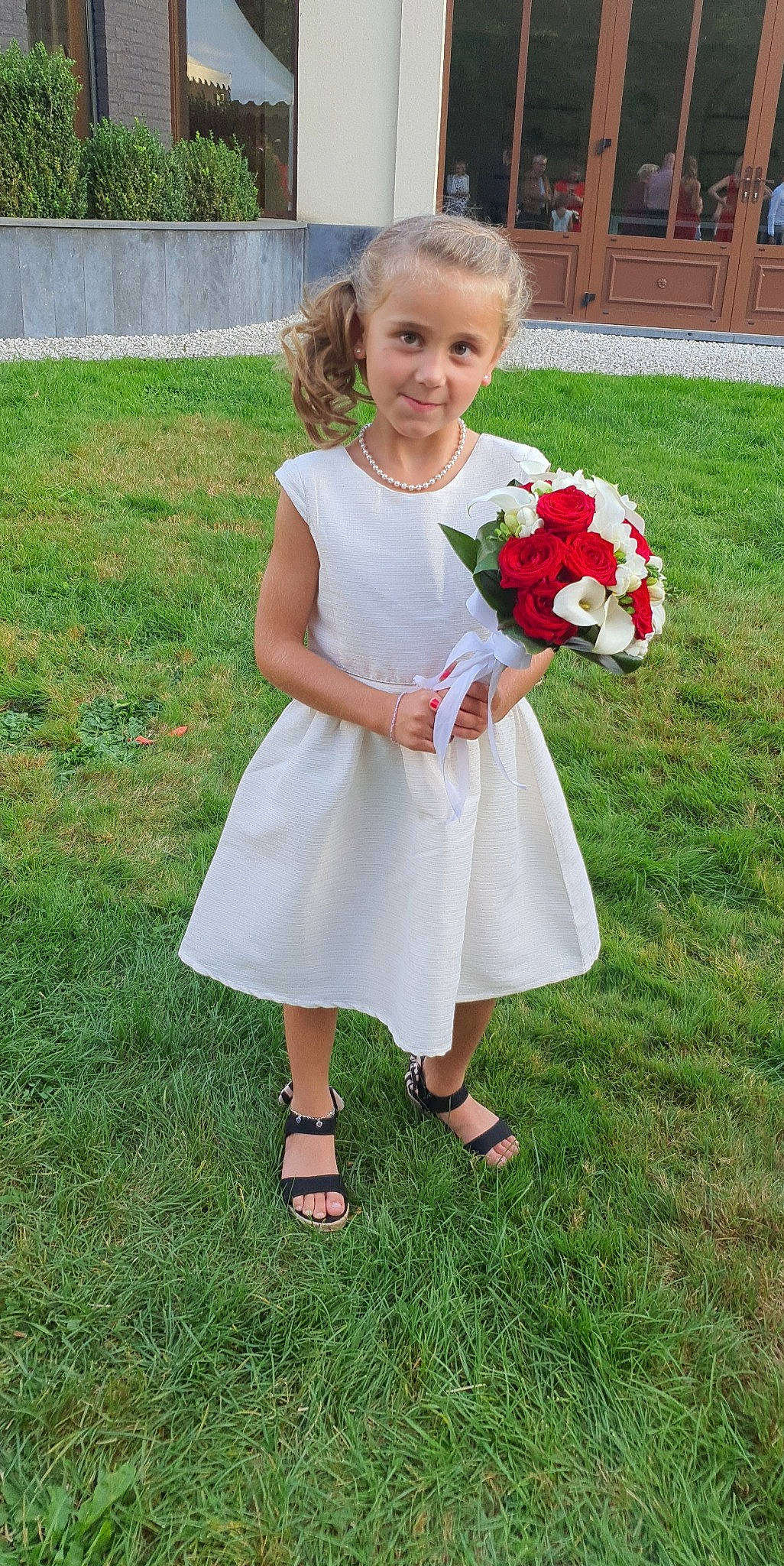 Maélya participe au concours pour gagner de l'argent avec cette photo : baby_toddler_clothing, child, clothing, day_dress, dress, event, flower, footwear, formal_wear, grass, happy, joy, people_in_nature, person, petal, pink, plant, sandal, shoe, smile